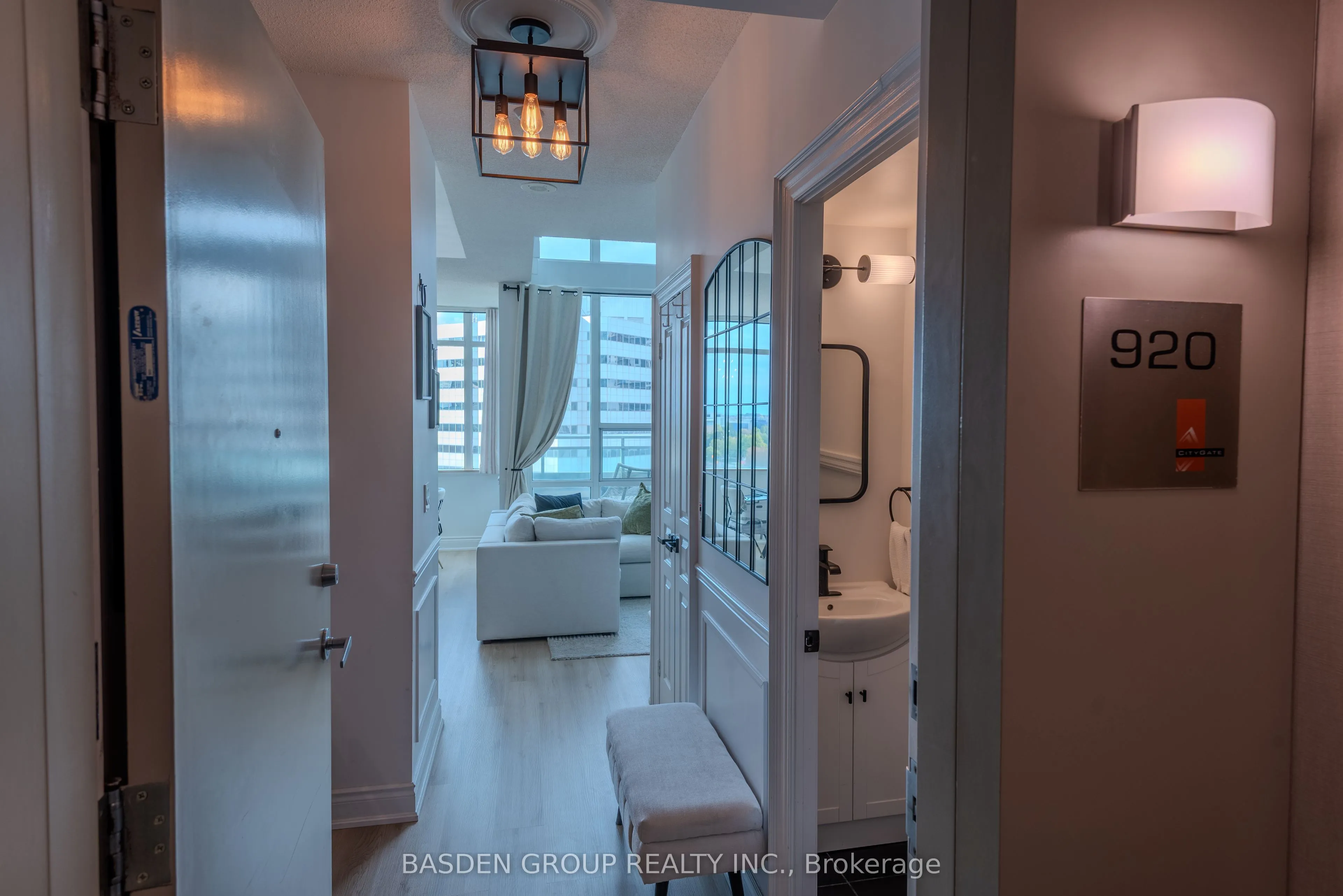 220 Burnhamthorpe Road W, #920