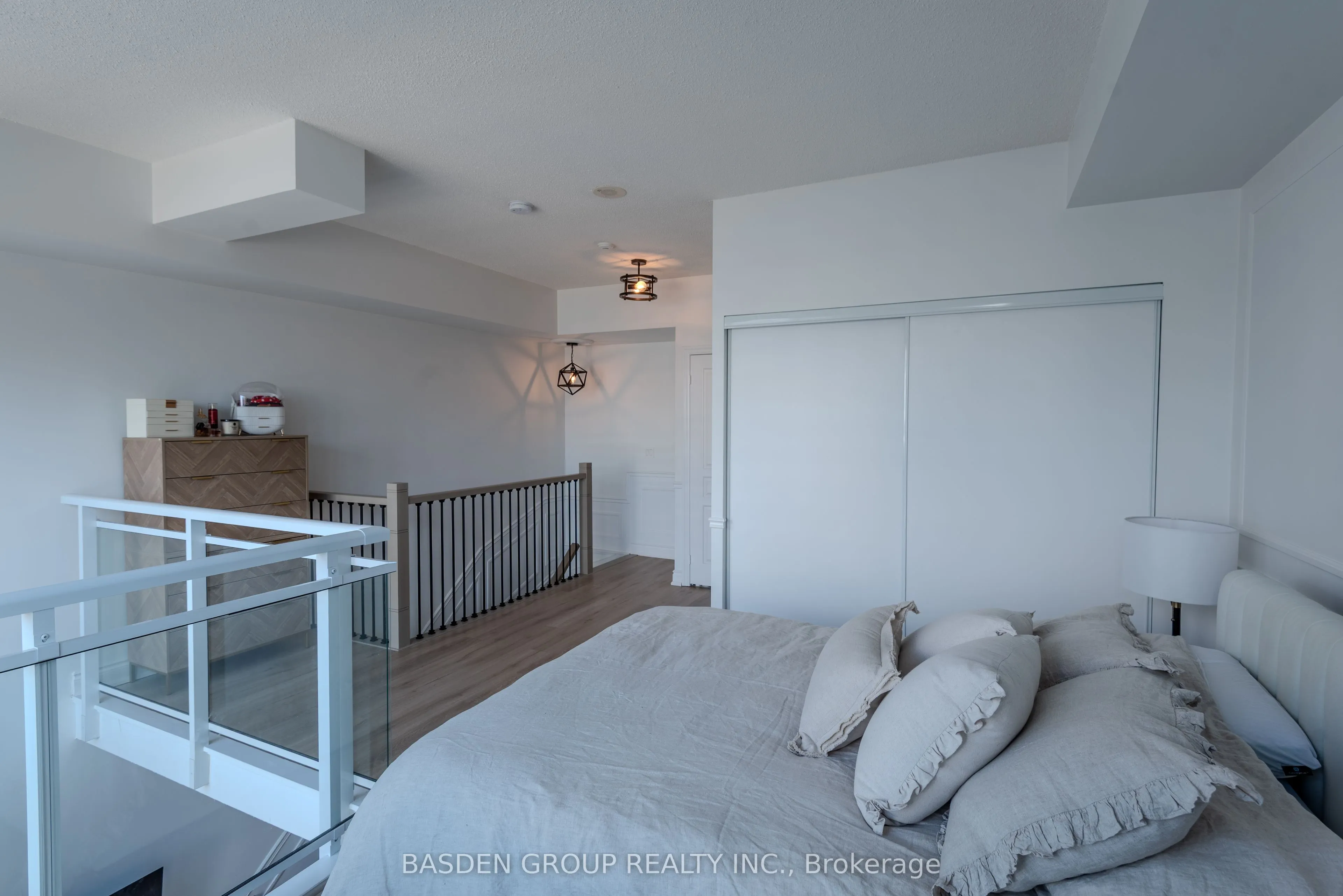 220 Burnhamthorpe Road W, #920