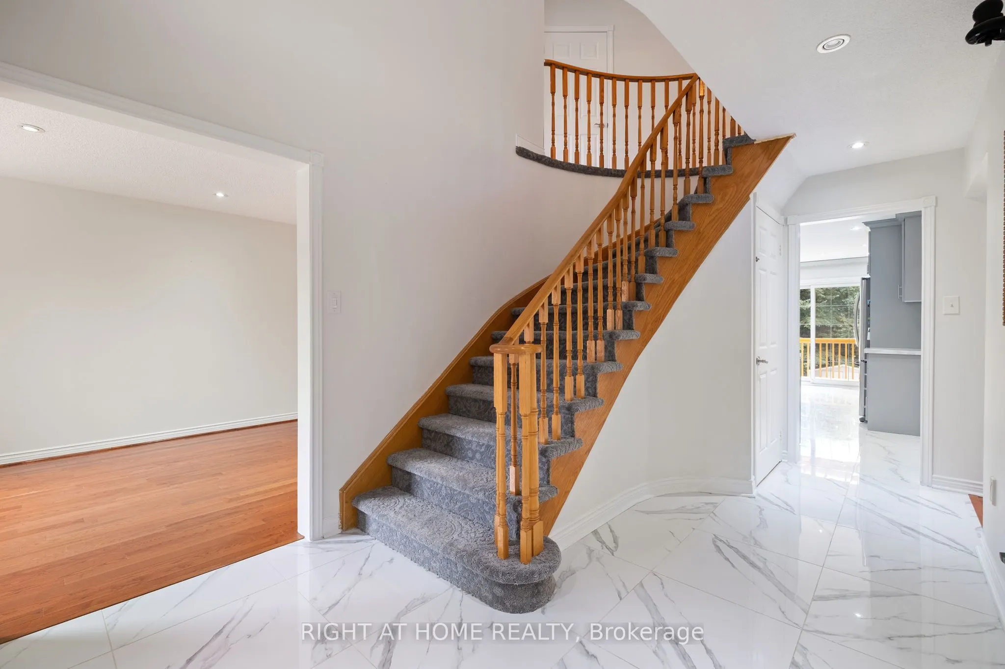 7 Lord Simcoe Drive