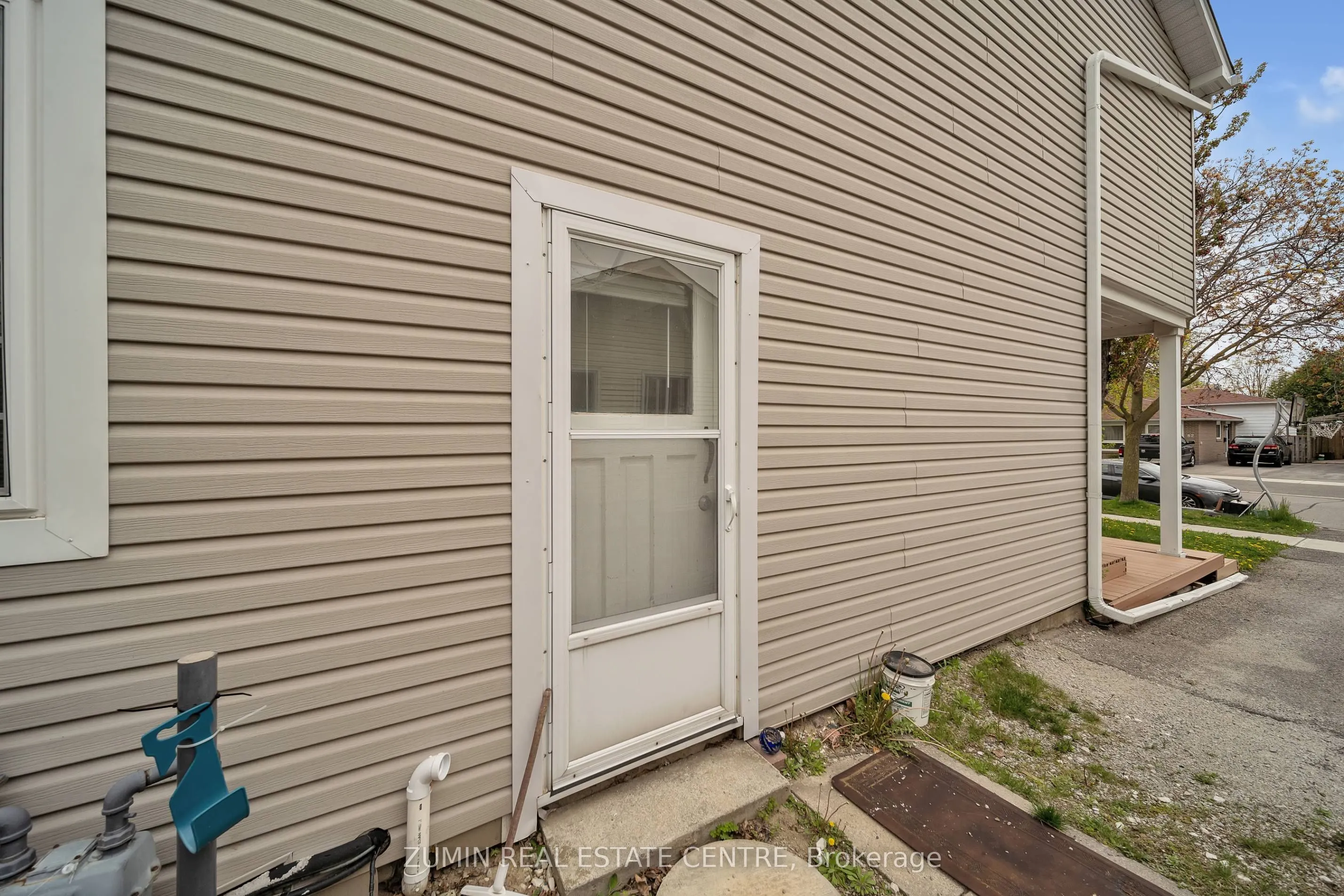 121 Carberry Crescent