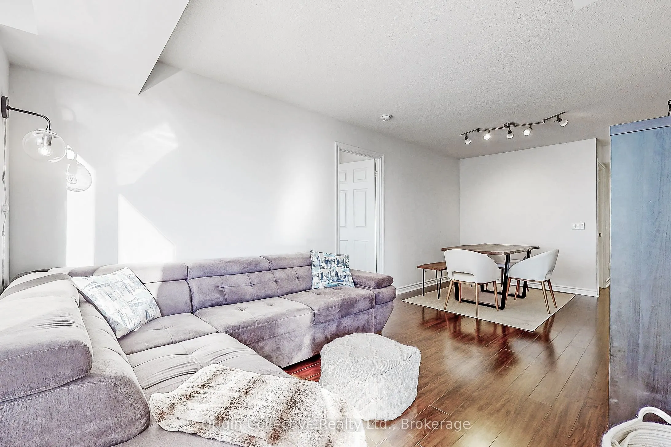 5233 Dundas Street W, #1916