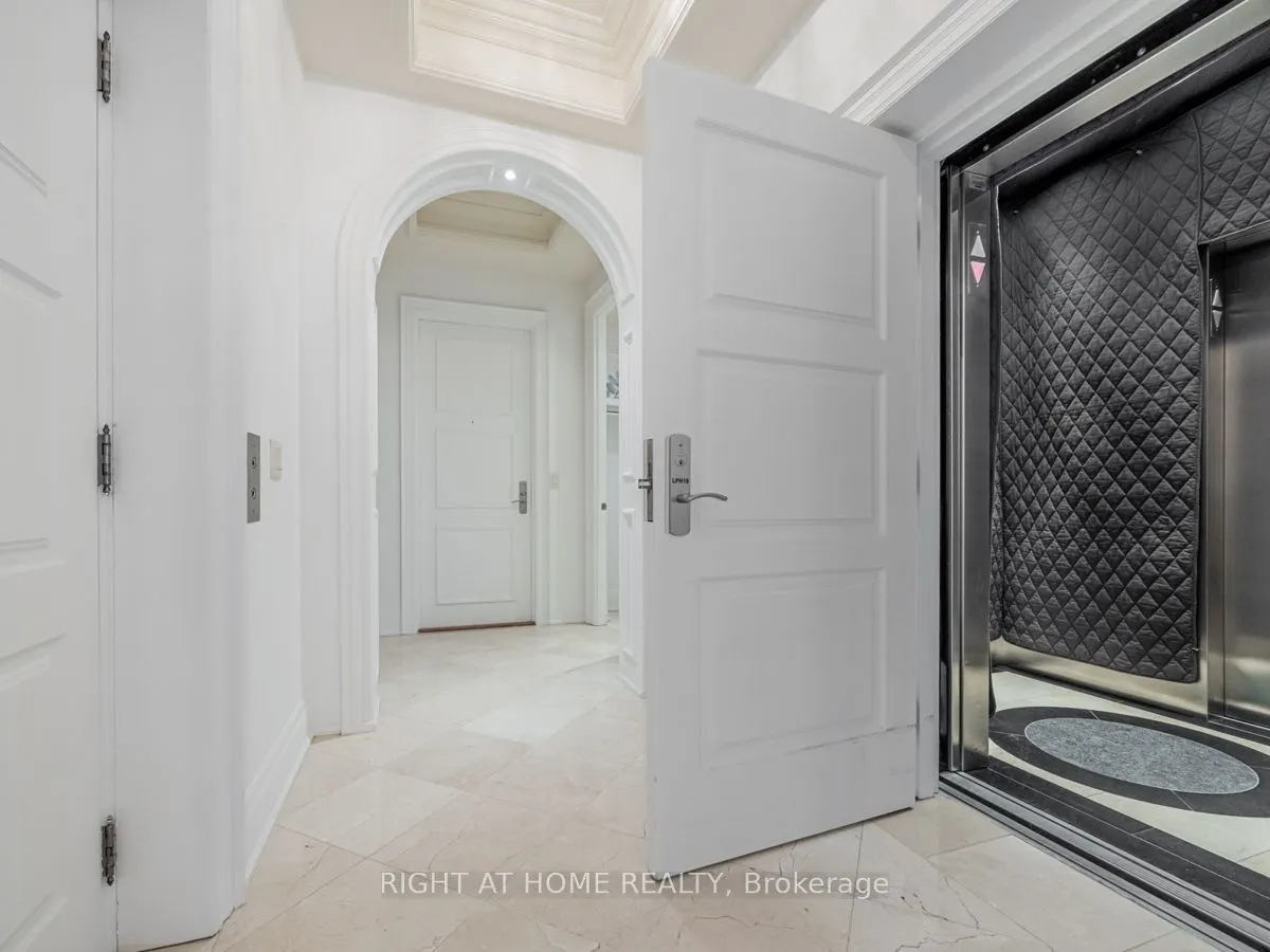 2095 Lake Shore Boulevard W, #LPH19