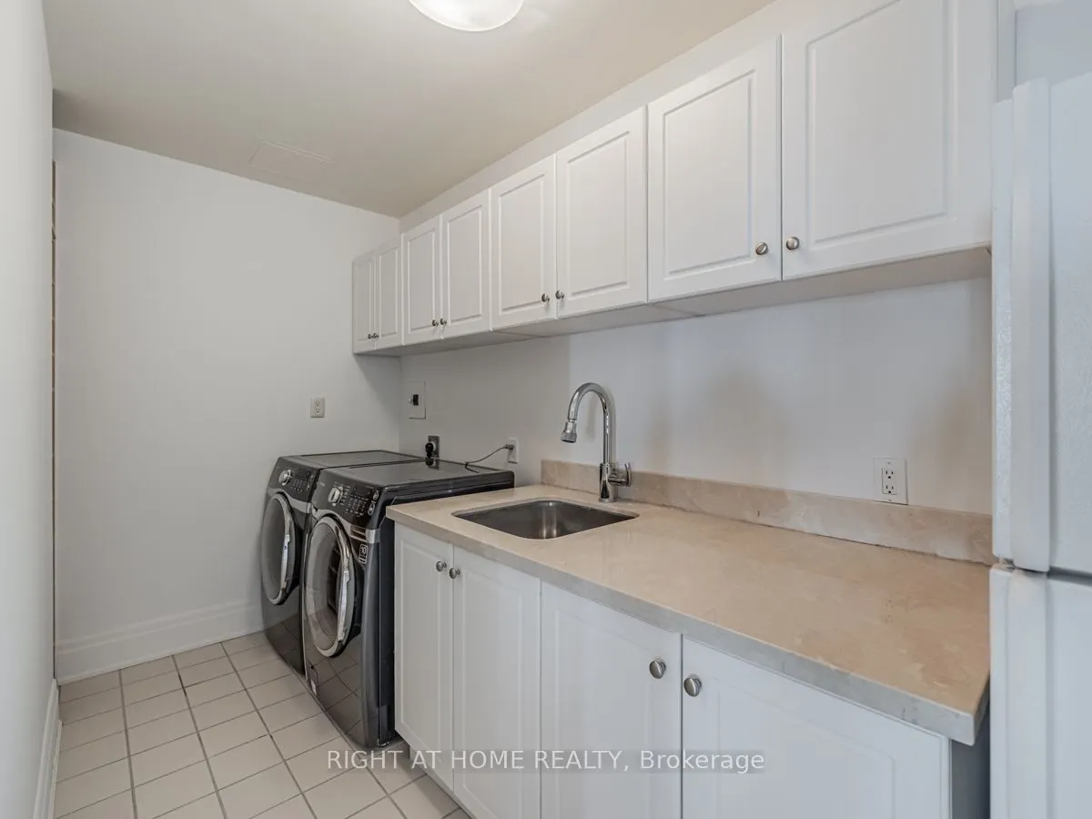 2095 Lake Shore Boulevard W, #LPH19