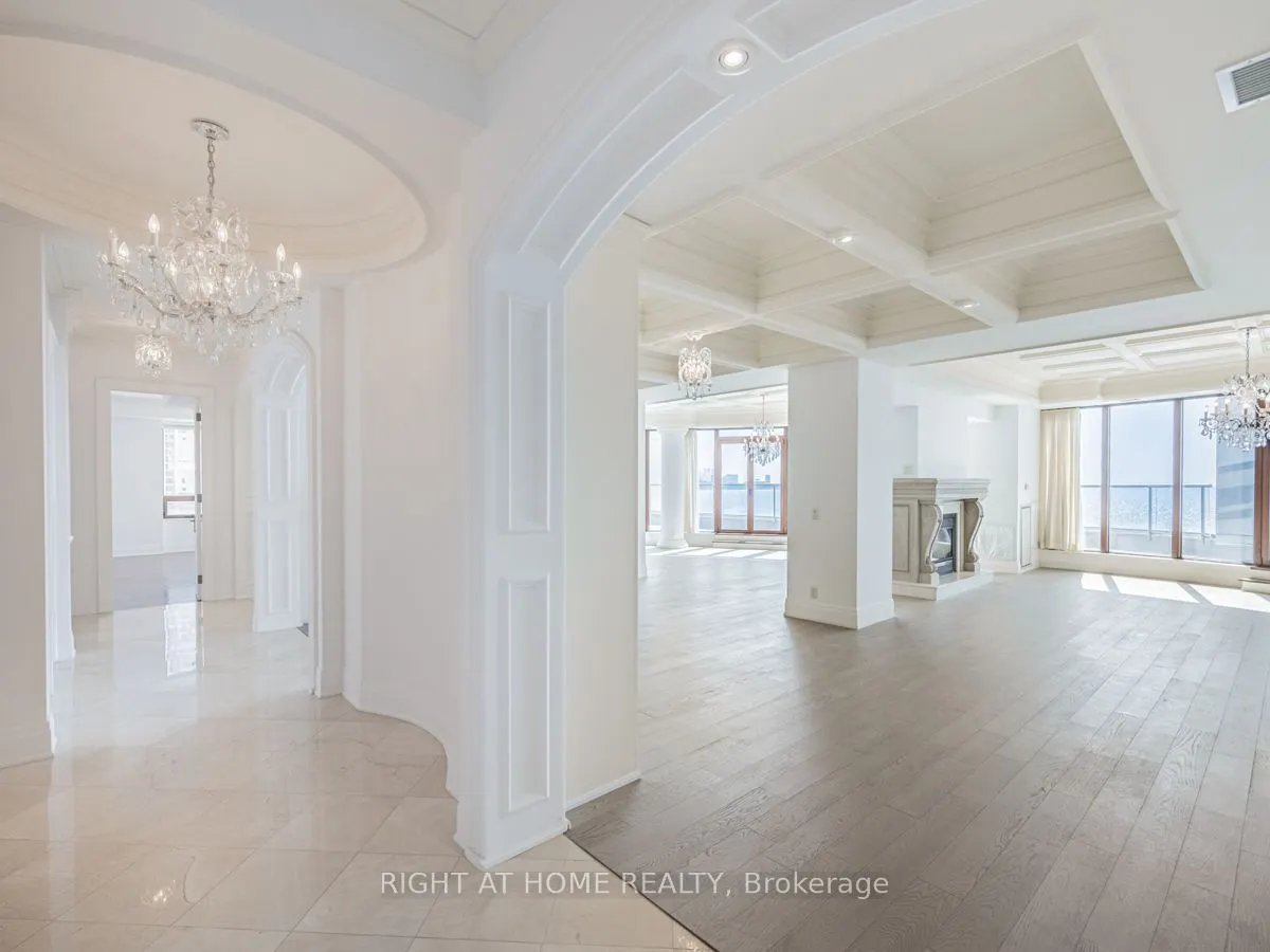 2095 Lake Shore Boulevard W, #LPH19