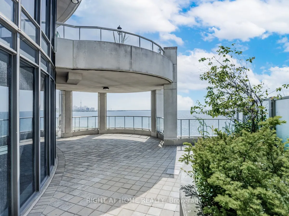 2095 Lake Shore Boulevard W, #LPH19