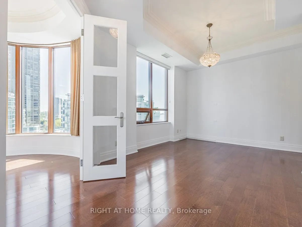 2095 Lake Shore Boulevard W, #LPH19