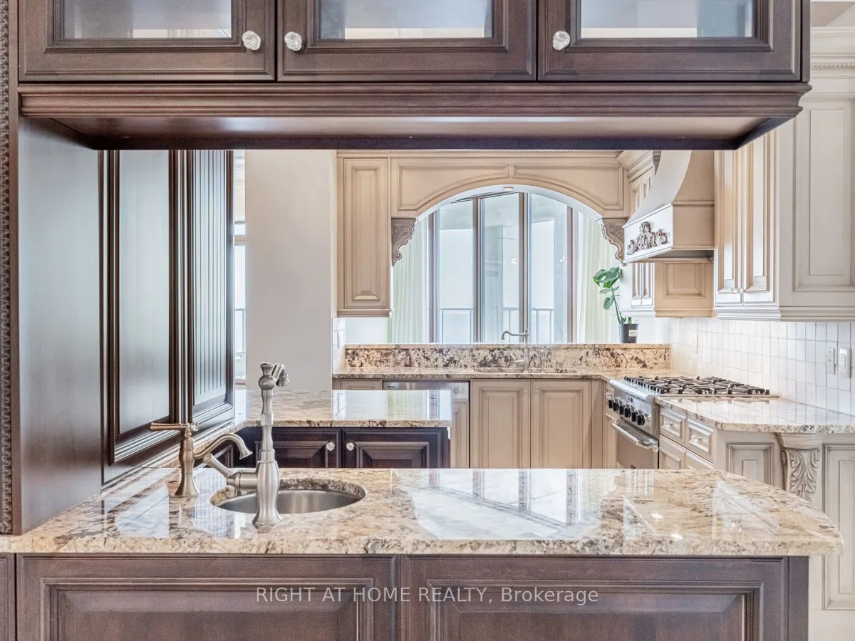 2095 Lake Shore Boulevard W, #LPH19