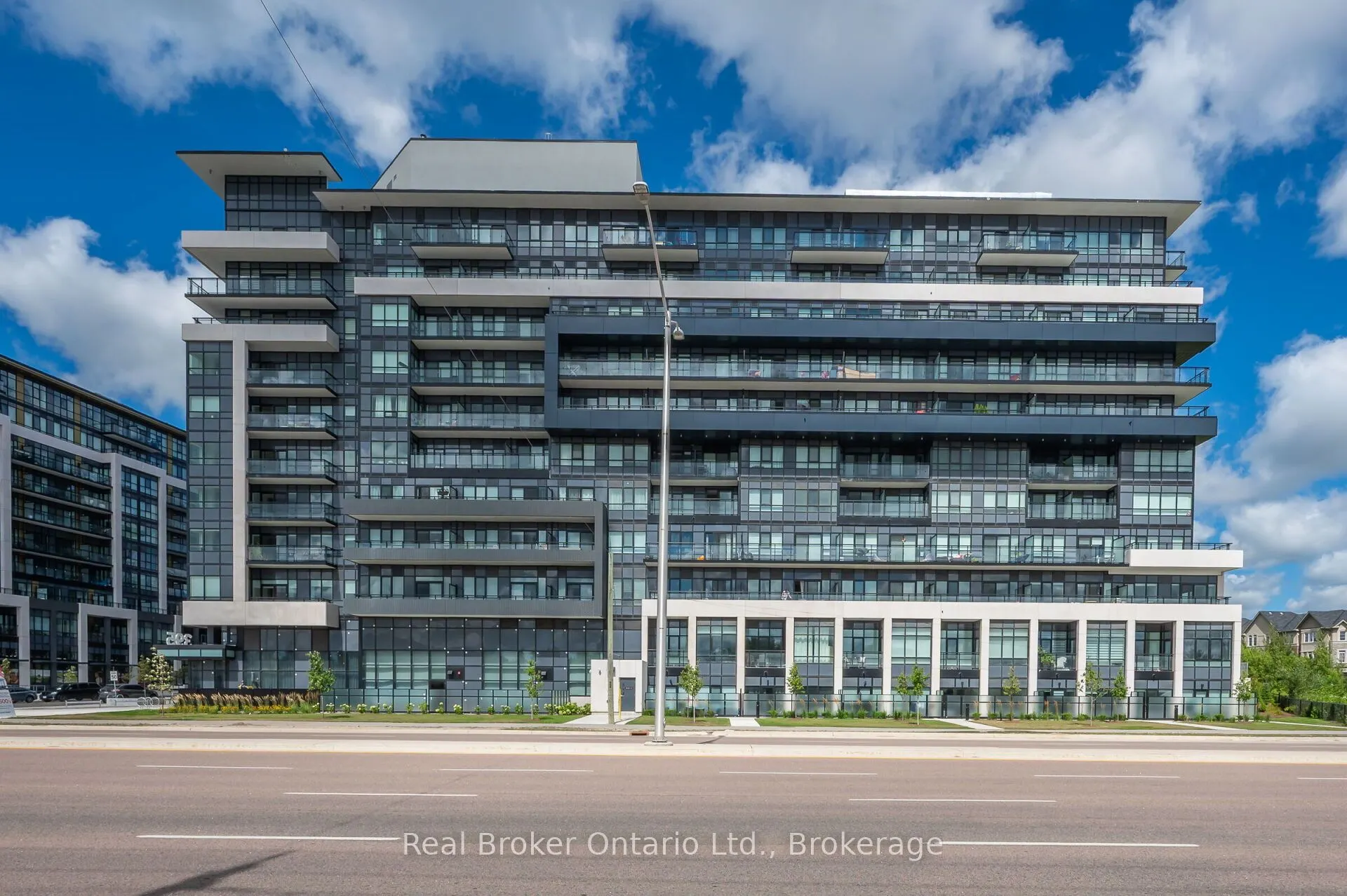 395 Dundas Street, #819