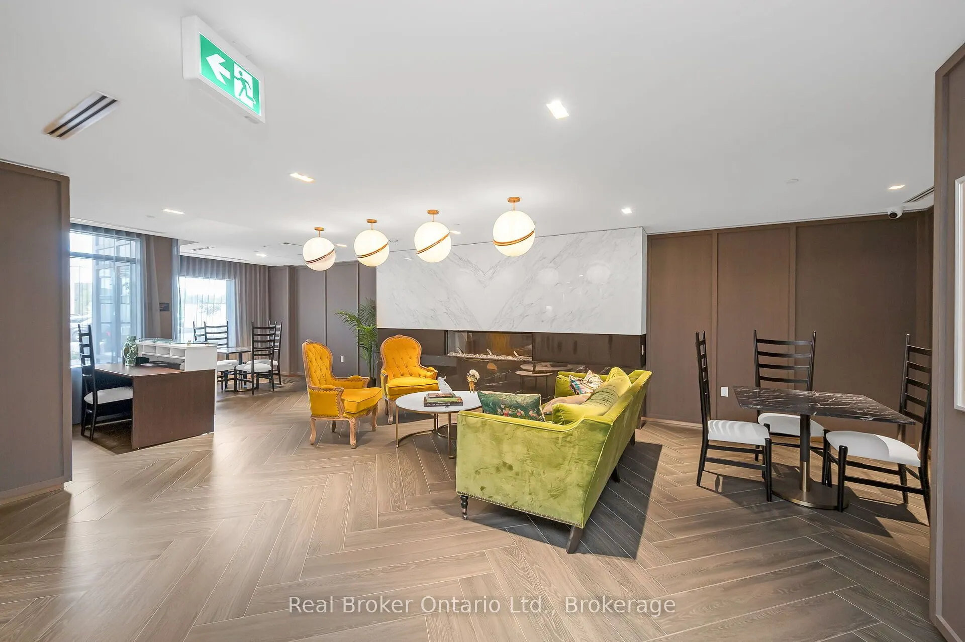 395 Dundas Street, #819