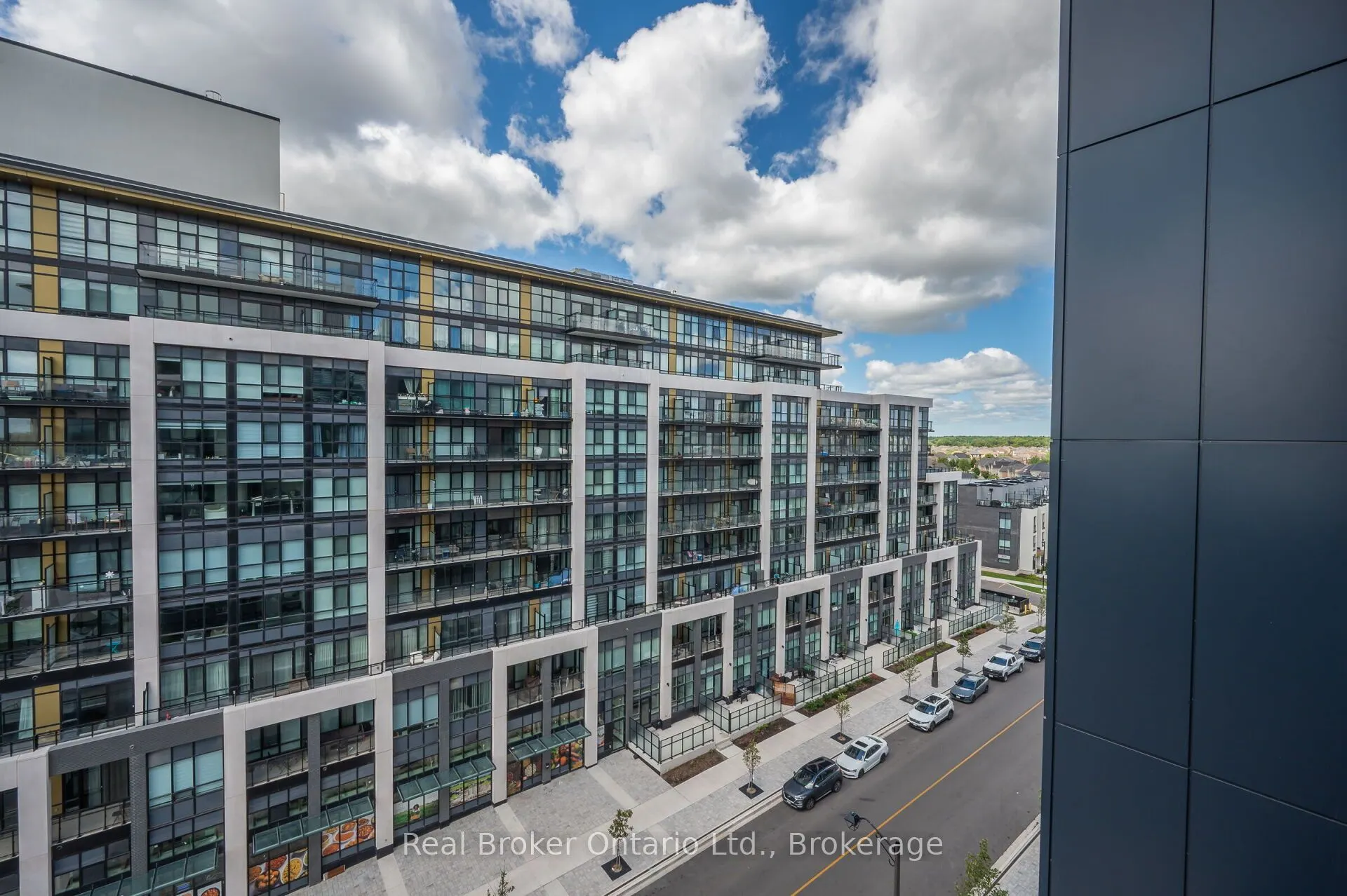 395 Dundas Street, #819
