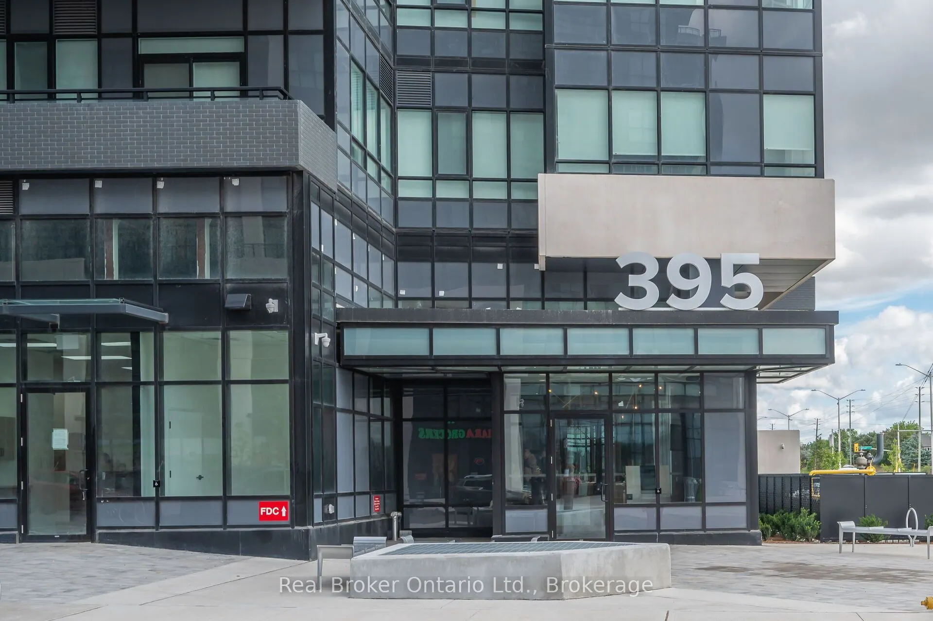 395 Dundas Street, #819