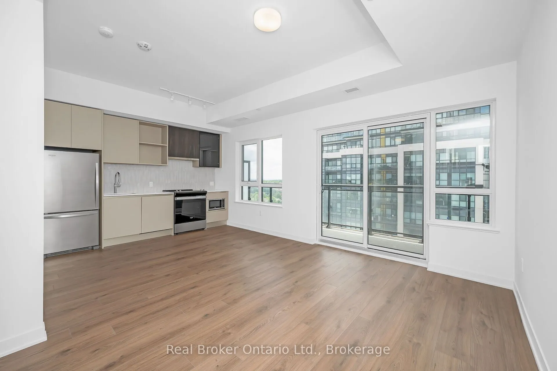 395 Dundas Street, #819