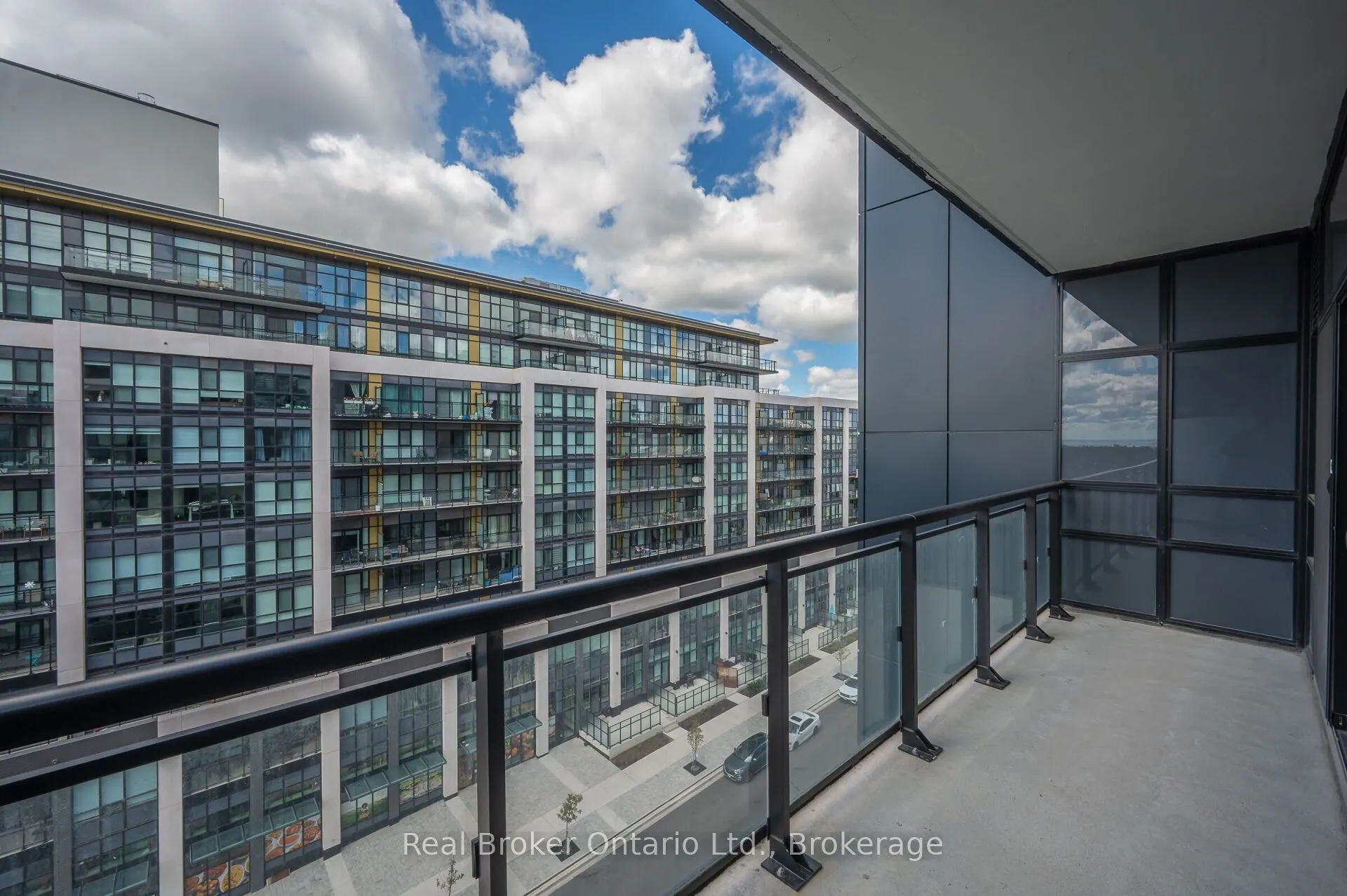 395 Dundas Street, #819