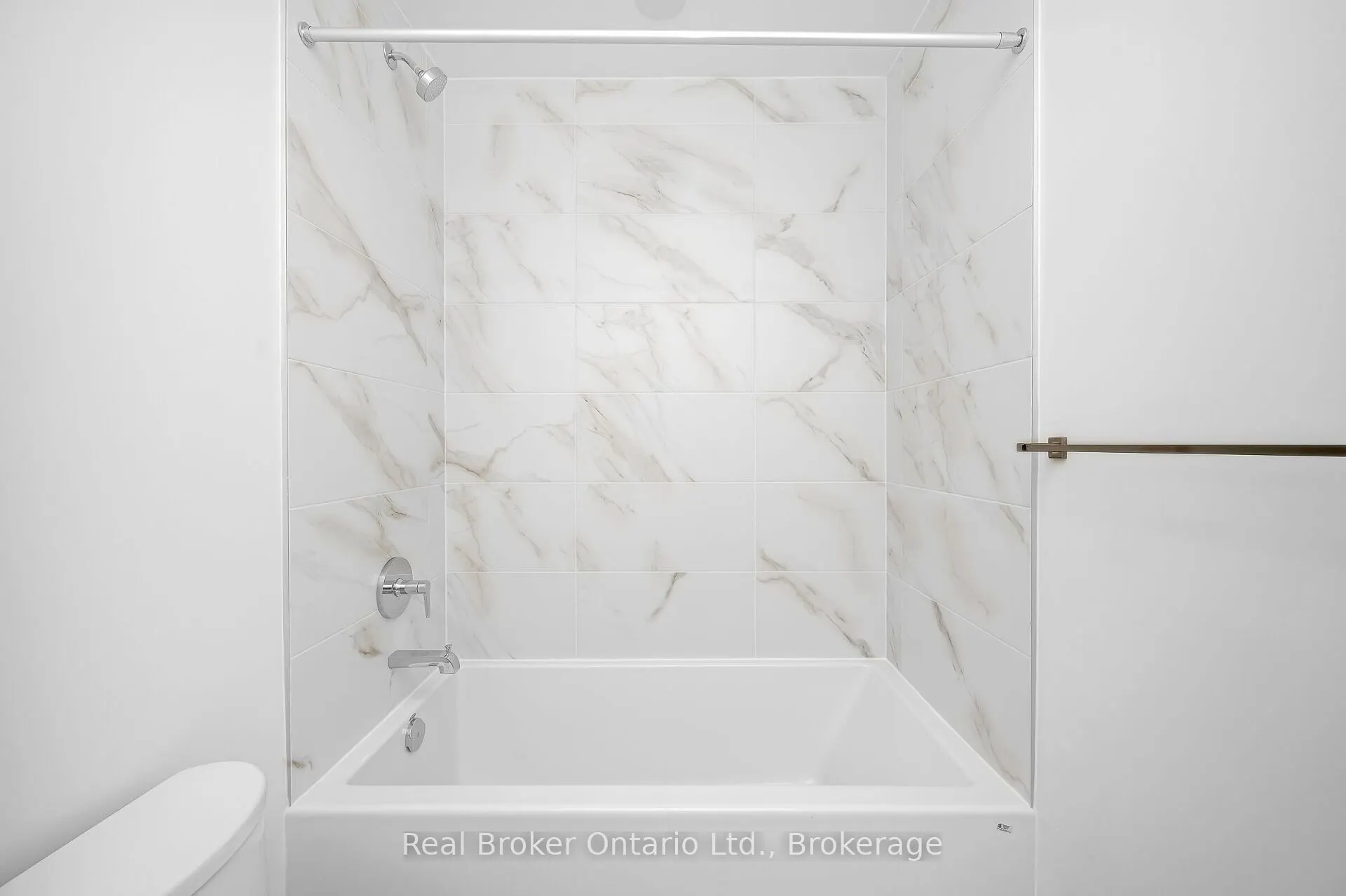 395 Dundas Street, #819