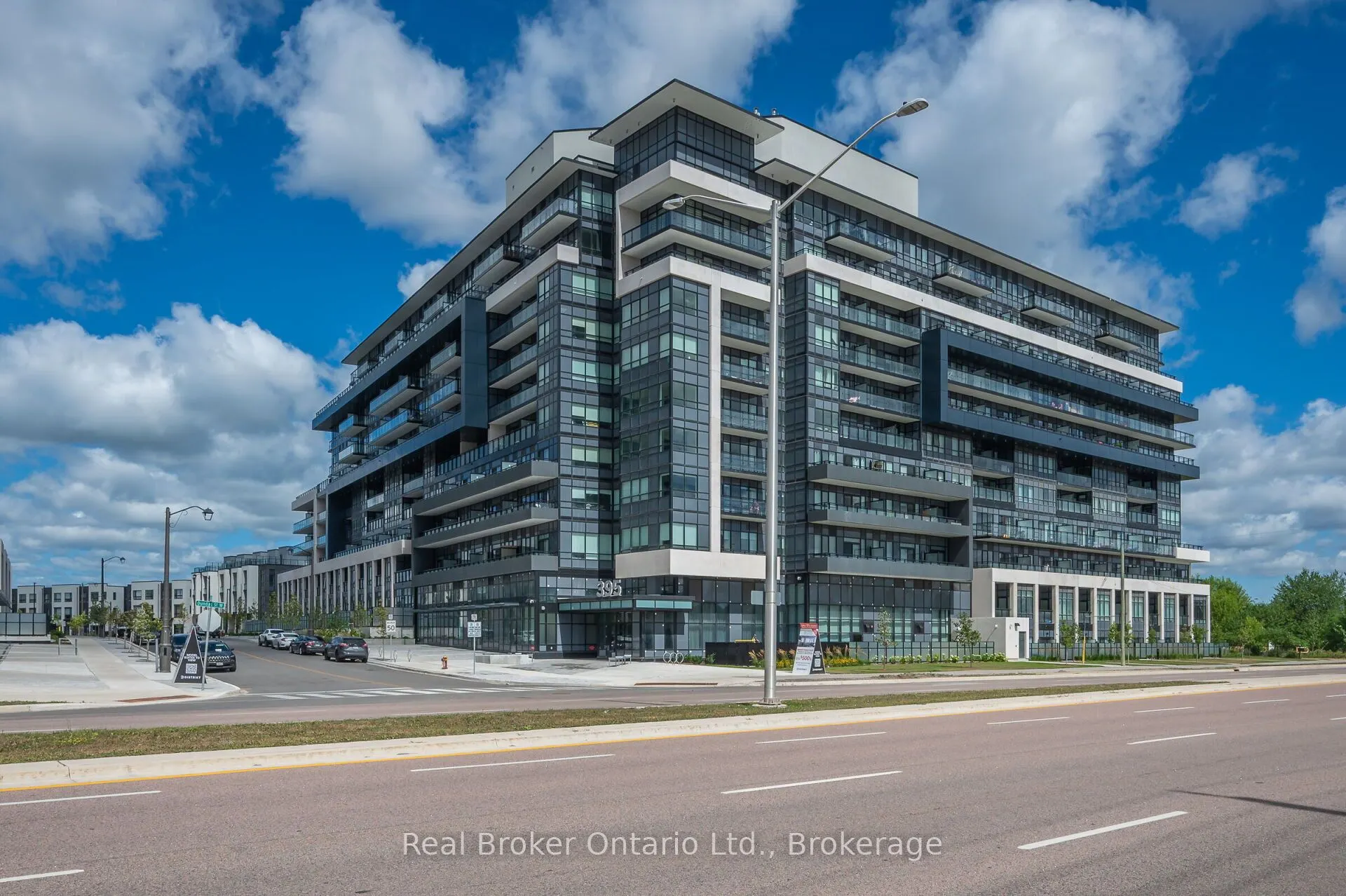395 Dundas Street, #819