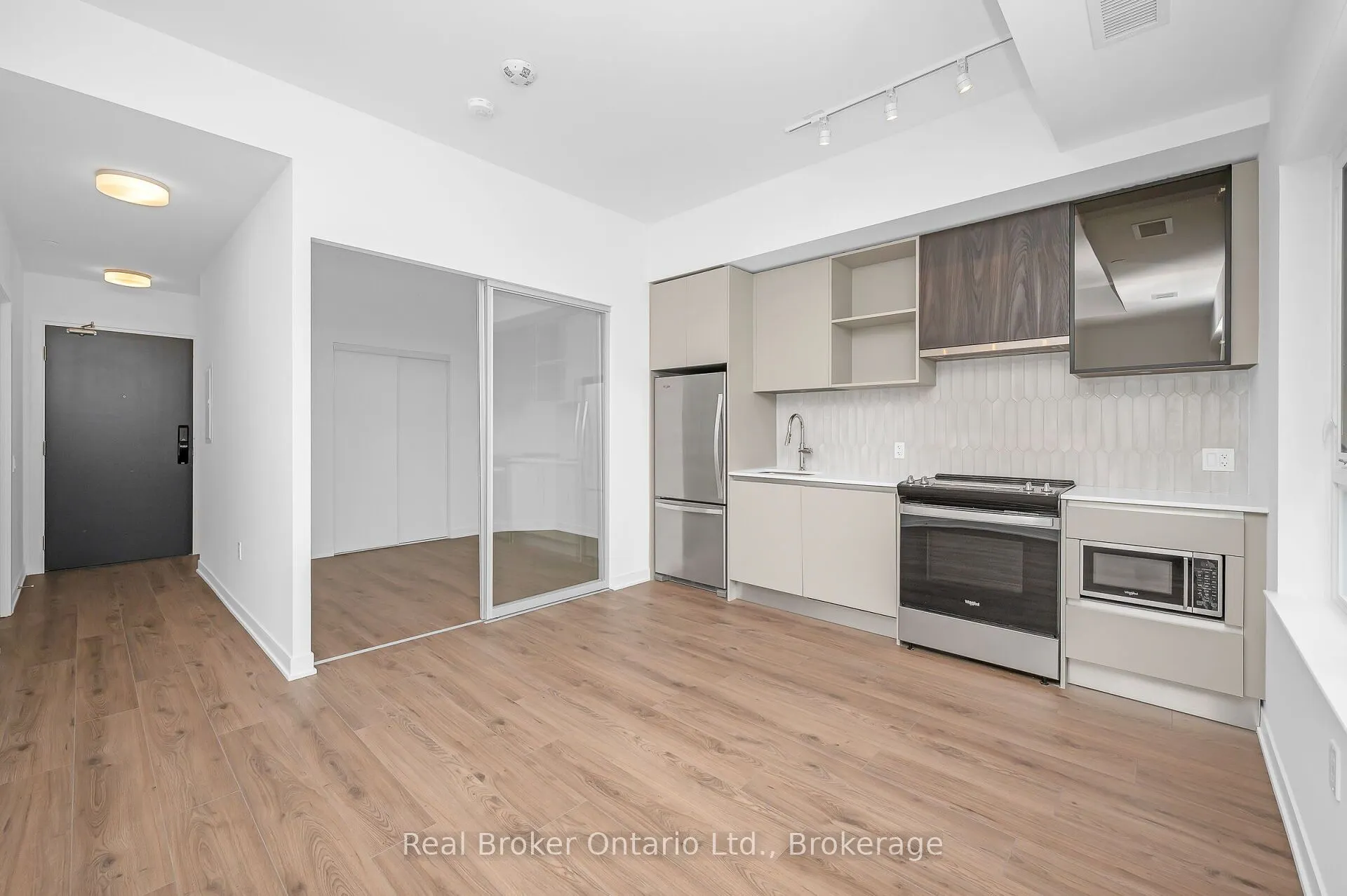 395 Dundas Street, #819