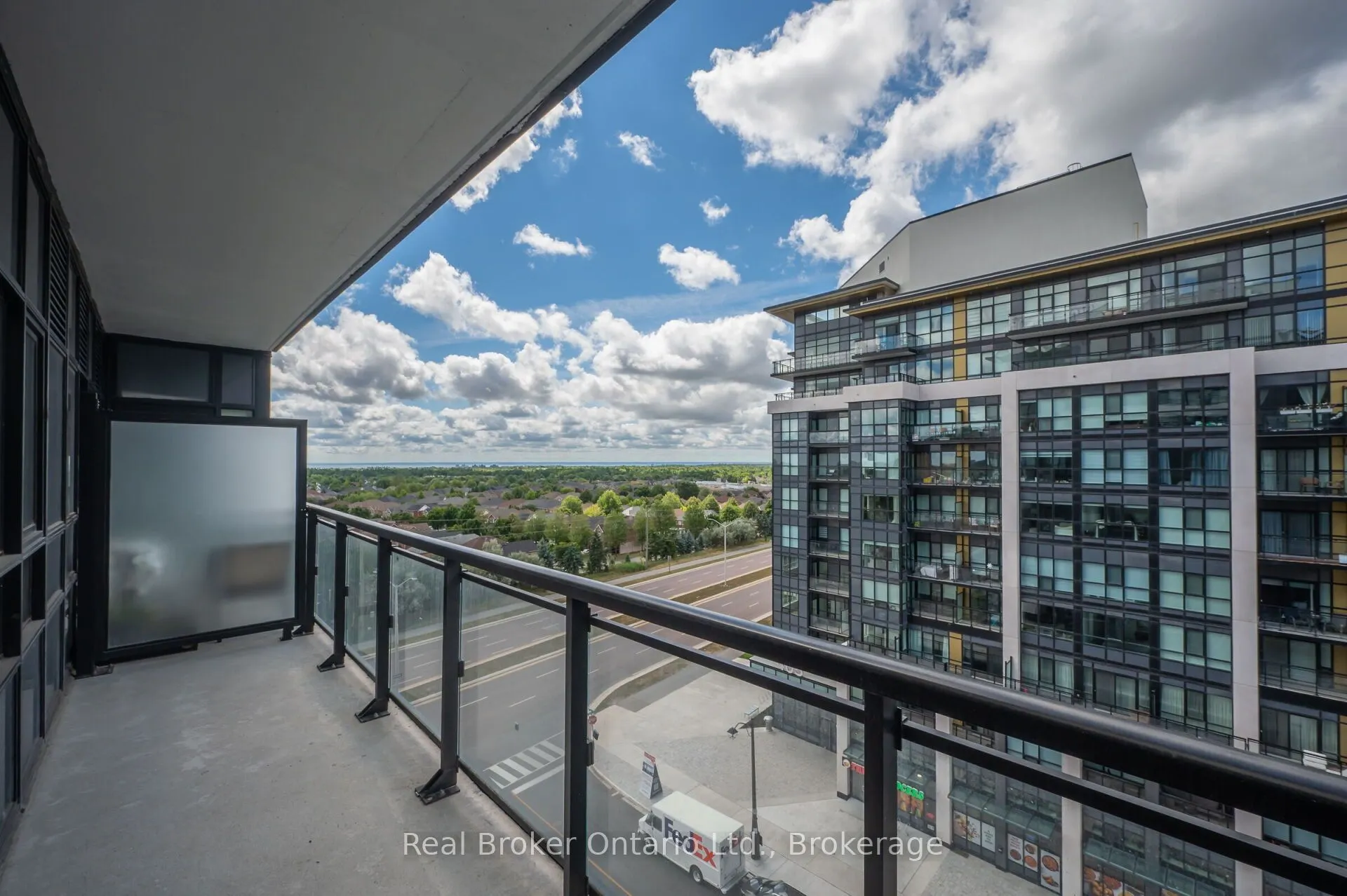 395 Dundas Street, #819