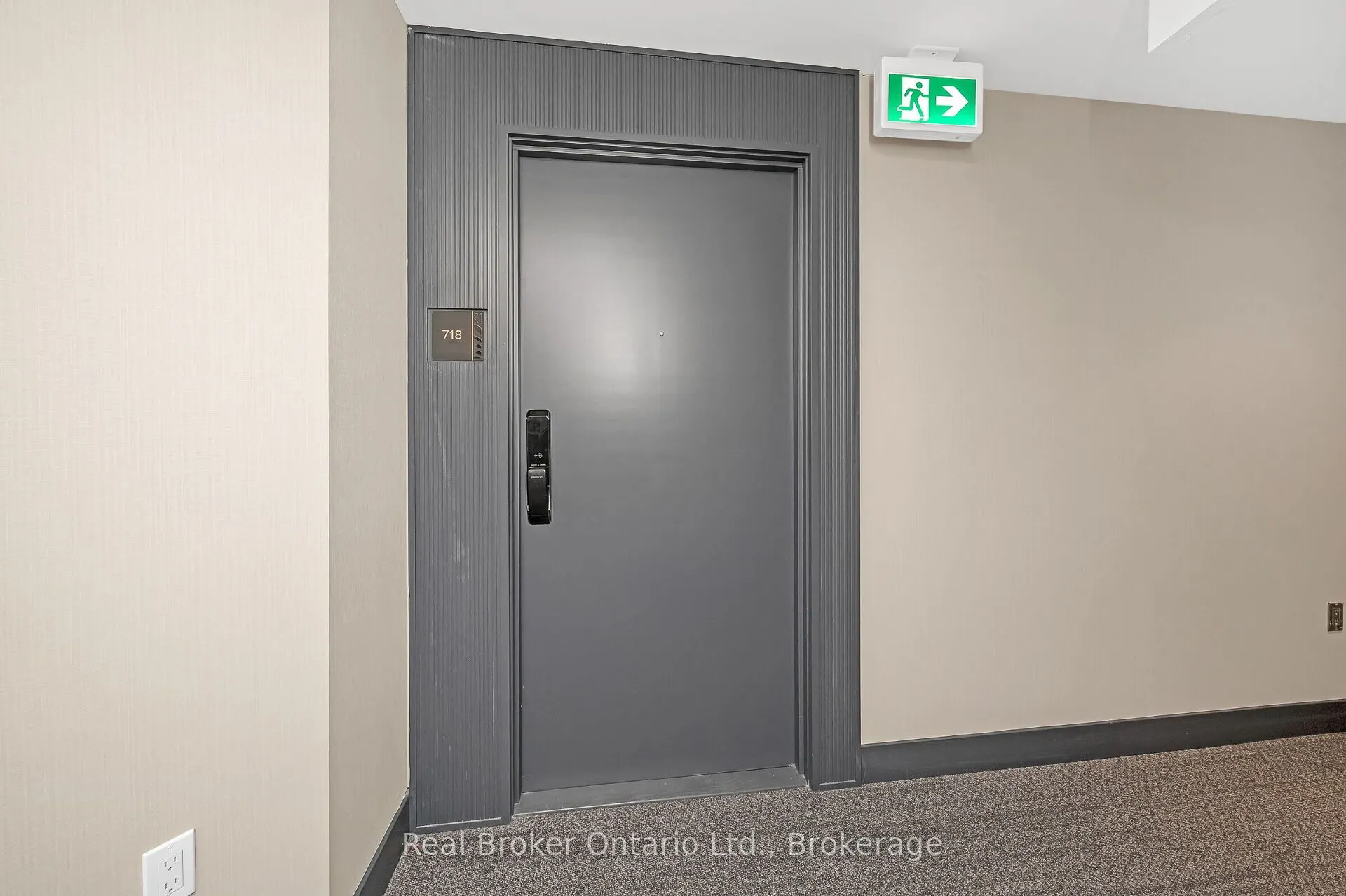 395 Dundas Street, #819