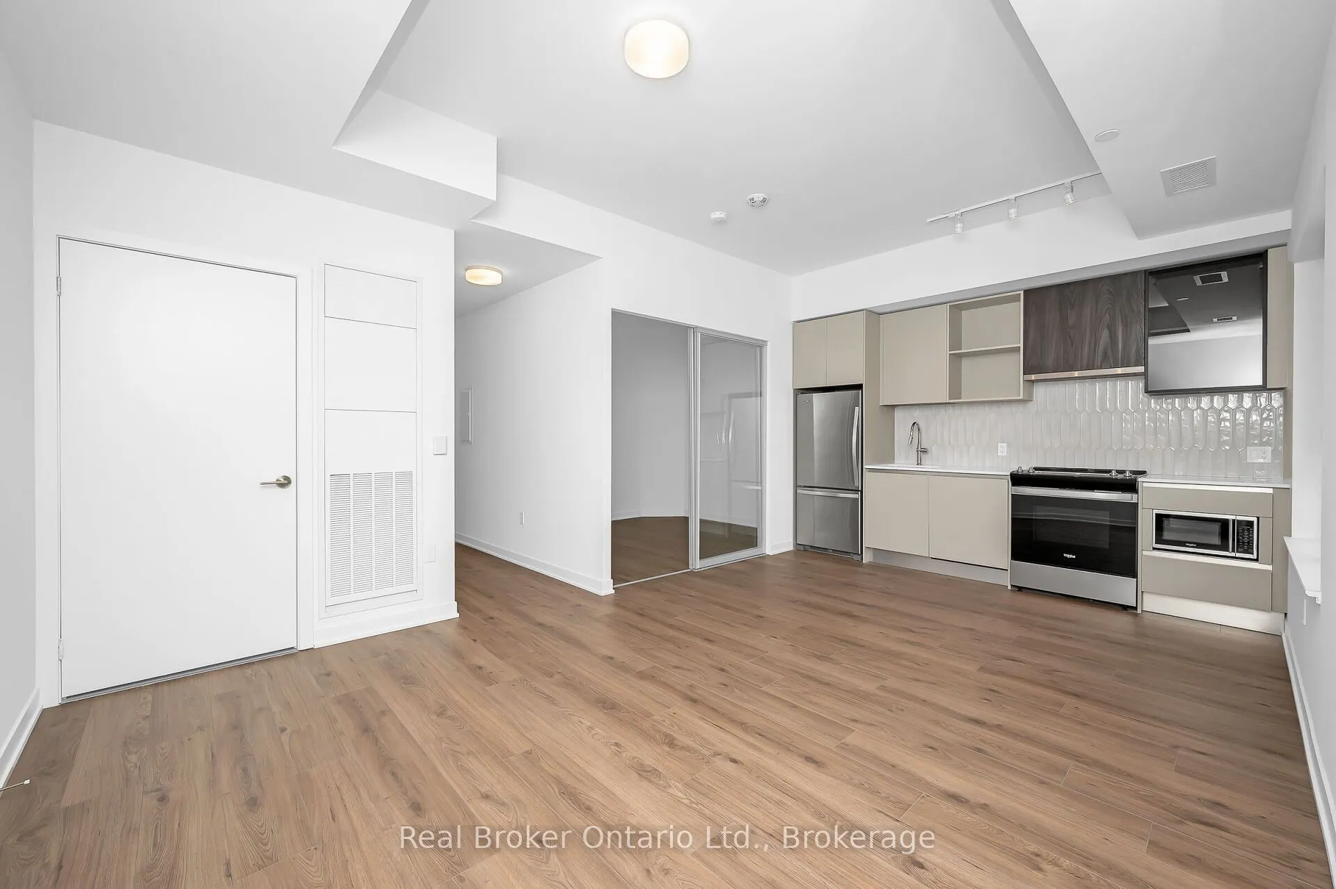 395 Dundas Street, #819