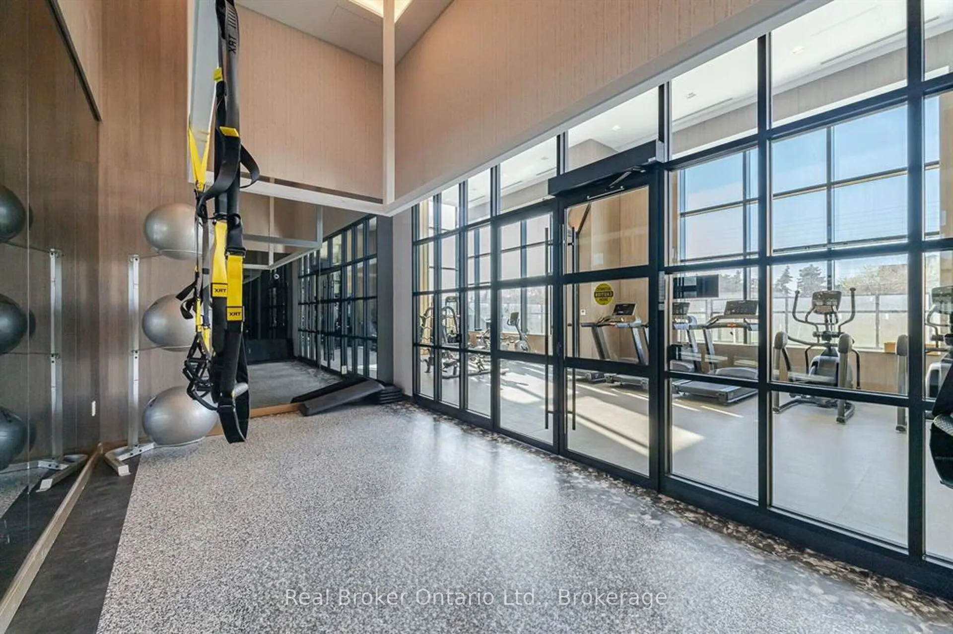 395 Dundas Street, #819