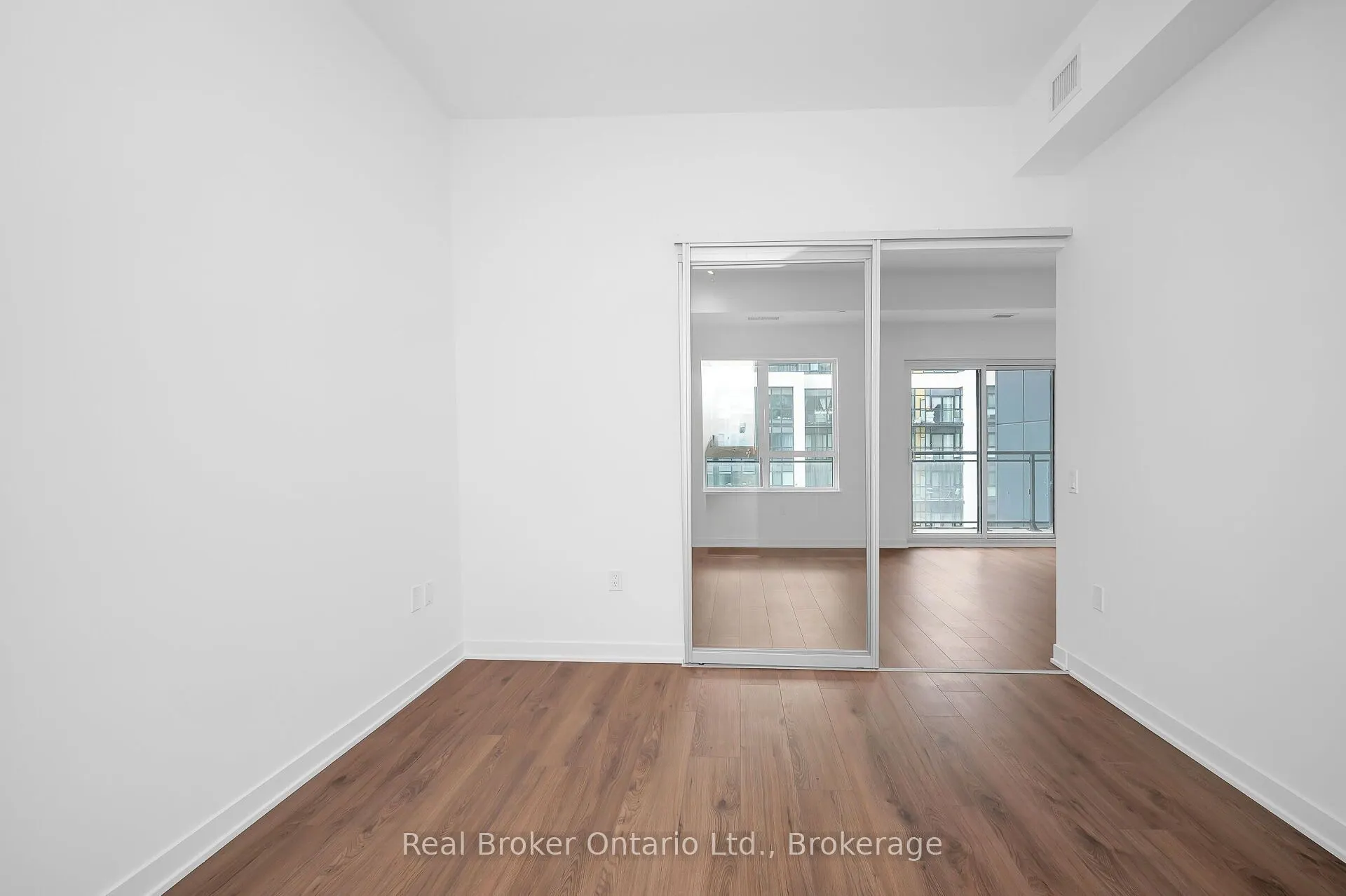 395 Dundas Street, #819