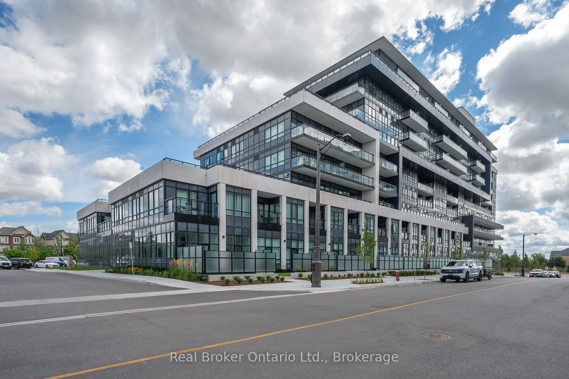 395 Dundas Street, #819