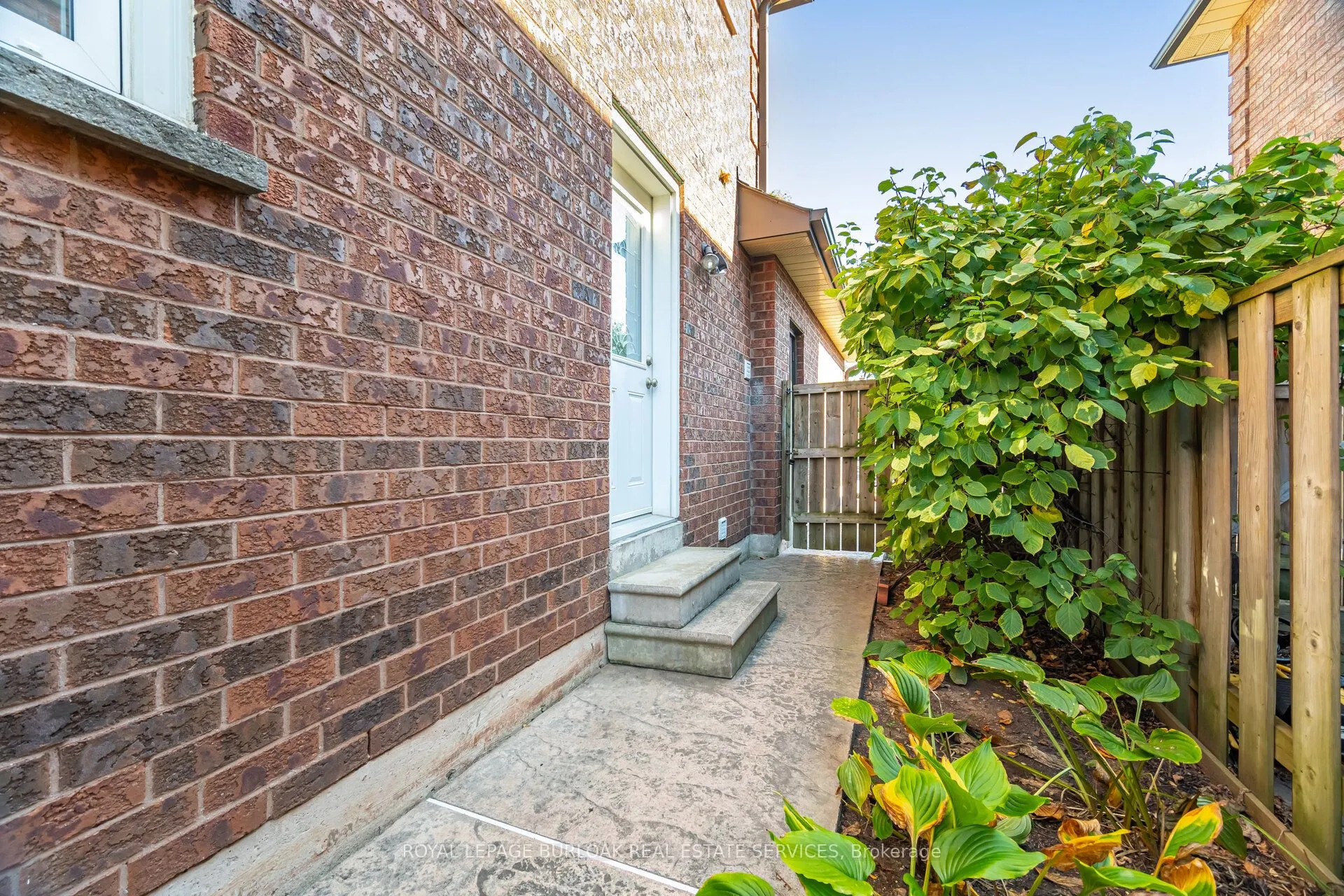 1040 Manchester Crescent