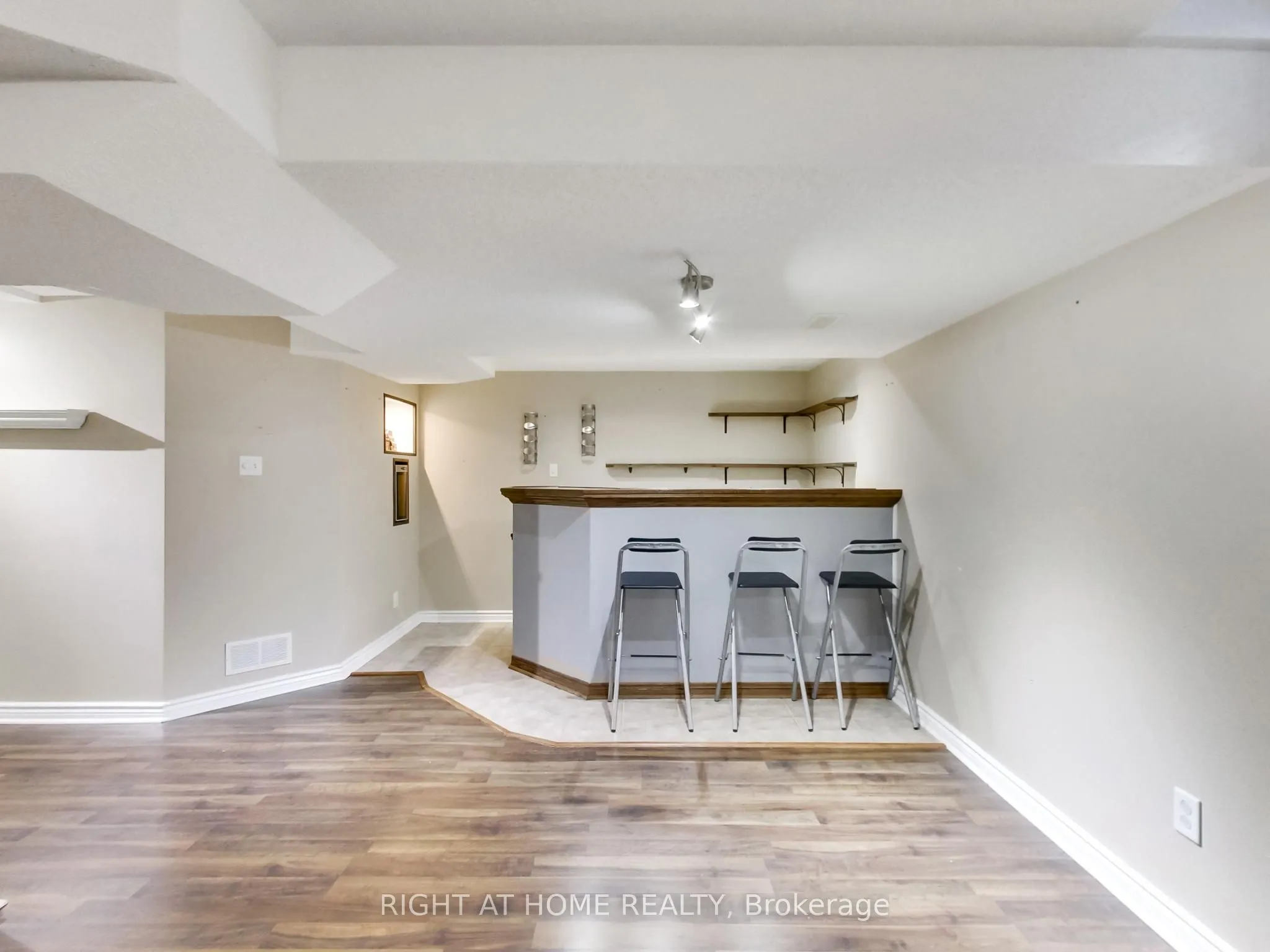 2527 Nettlecreek Crescent