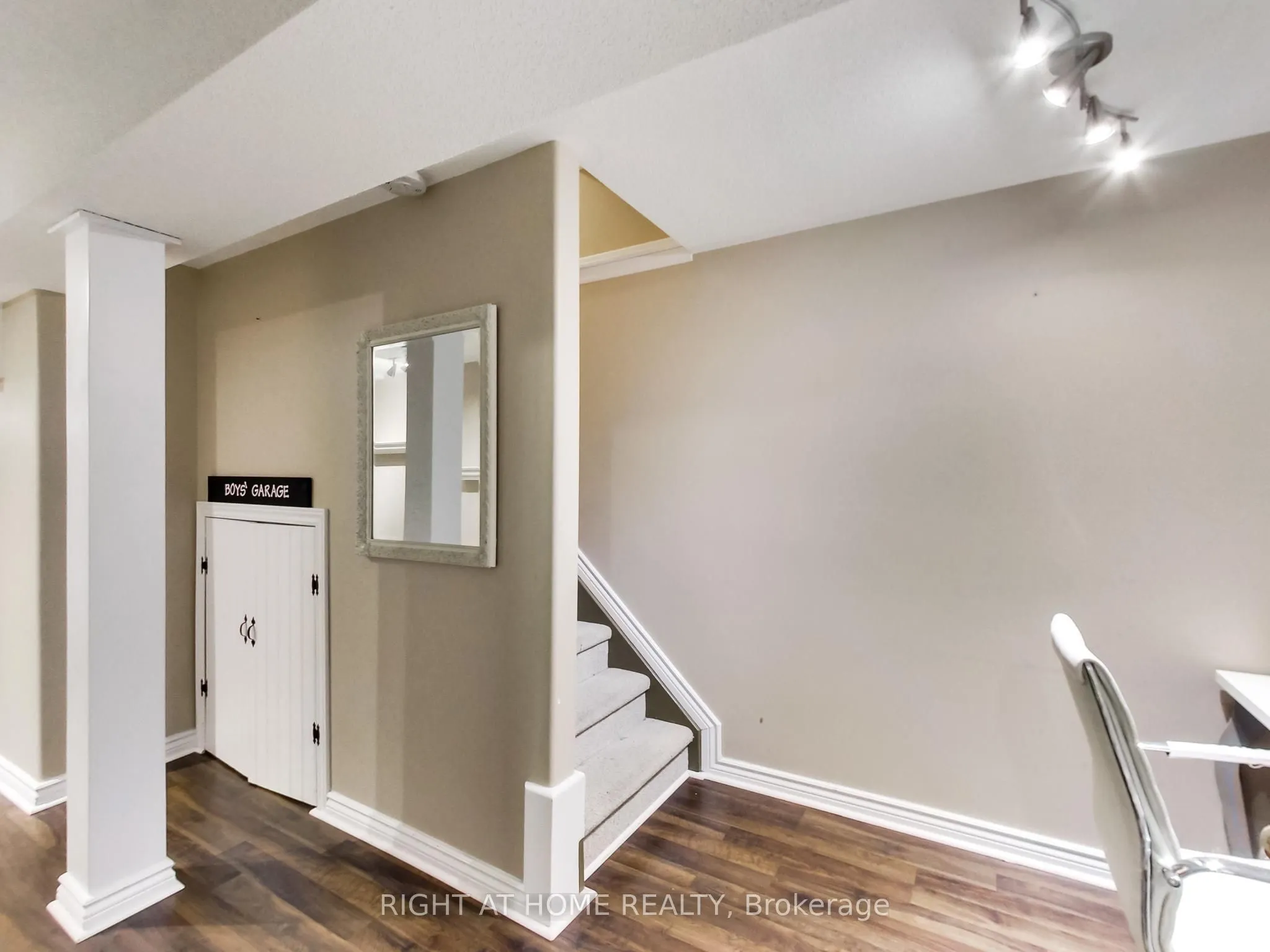 2527 Nettlecreek Crescent
