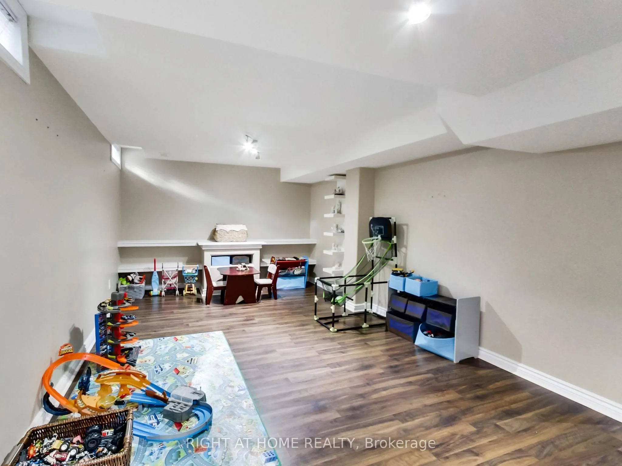 2527 Nettlecreek Crescent