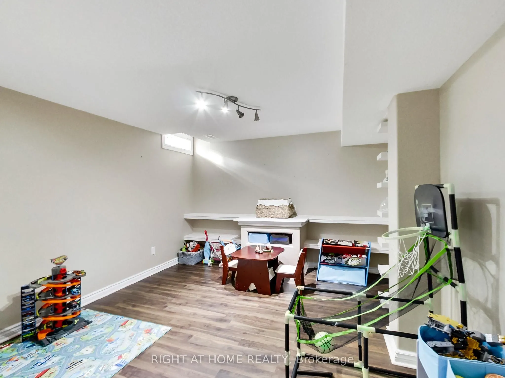 2527 Nettlecreek Crescent