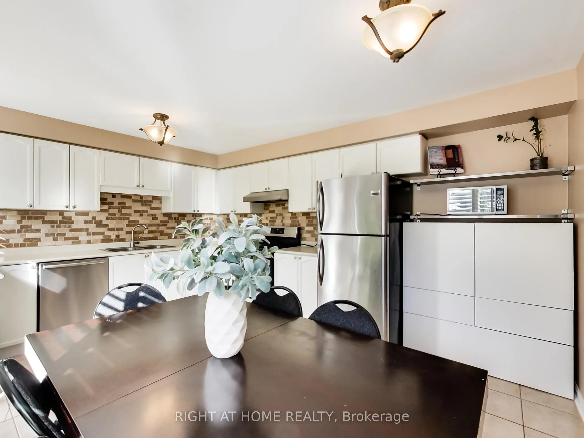2527 Nettlecreek Crescent