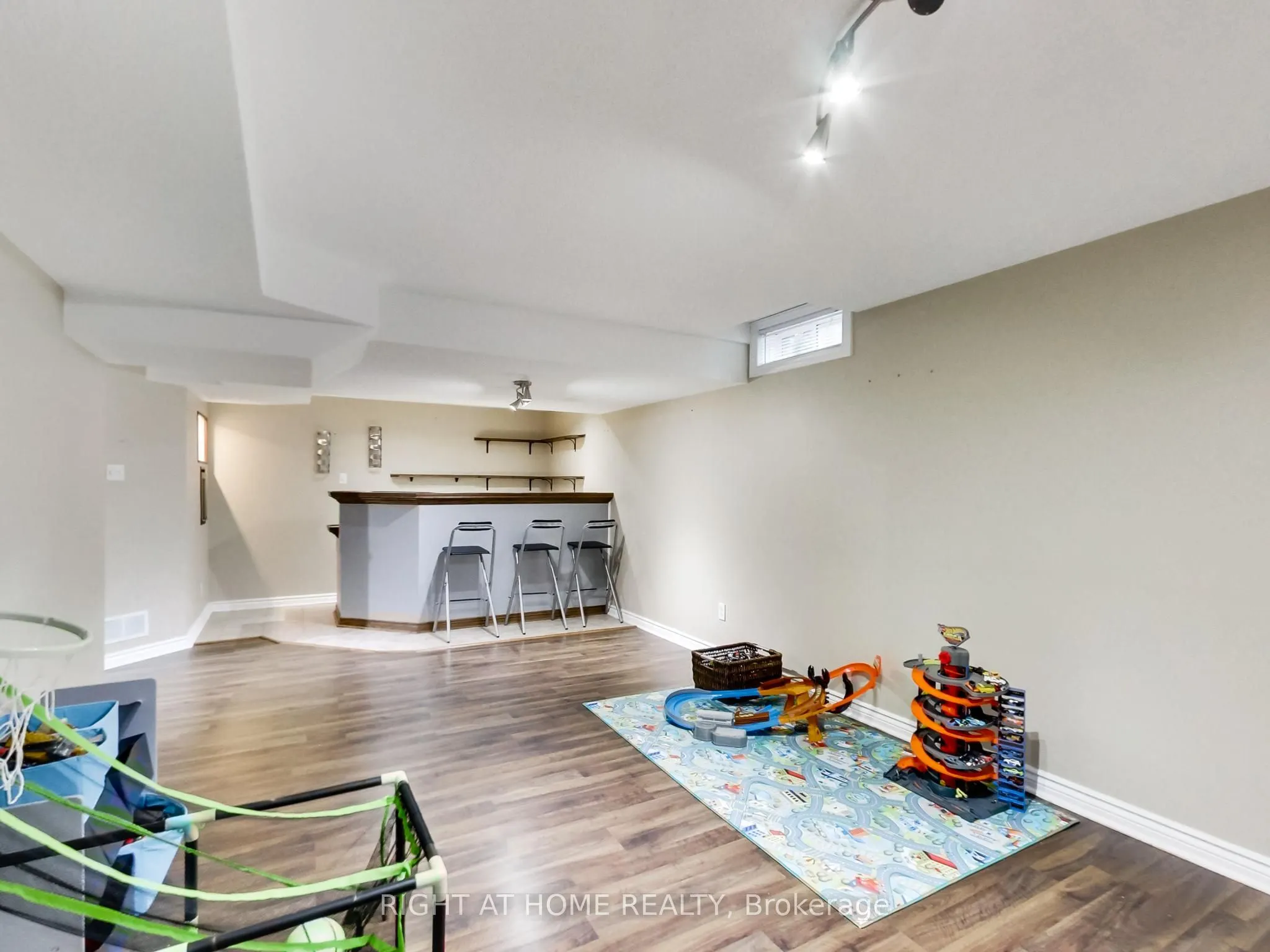 2527 Nettlecreek Crescent