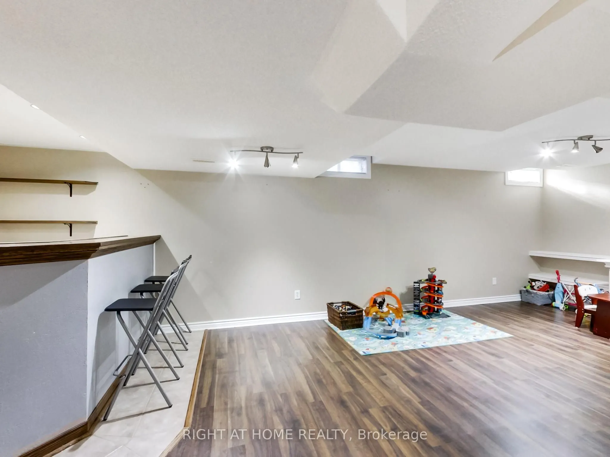 2527 Nettlecreek Crescent