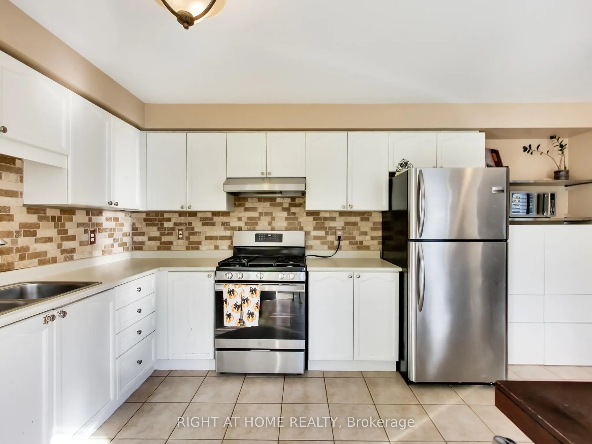 2527 Nettlecreek Crescent