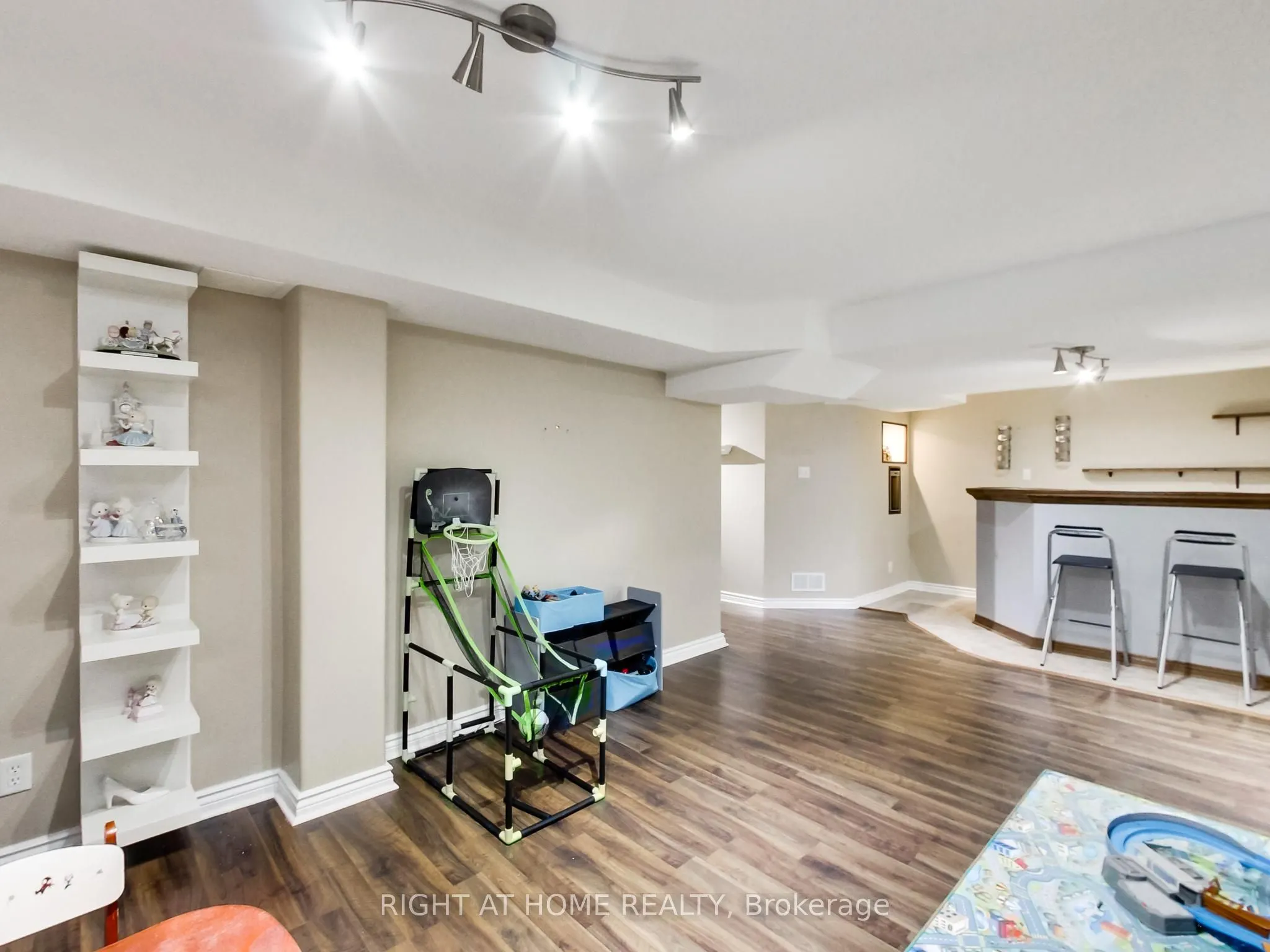 2527 Nettlecreek Crescent