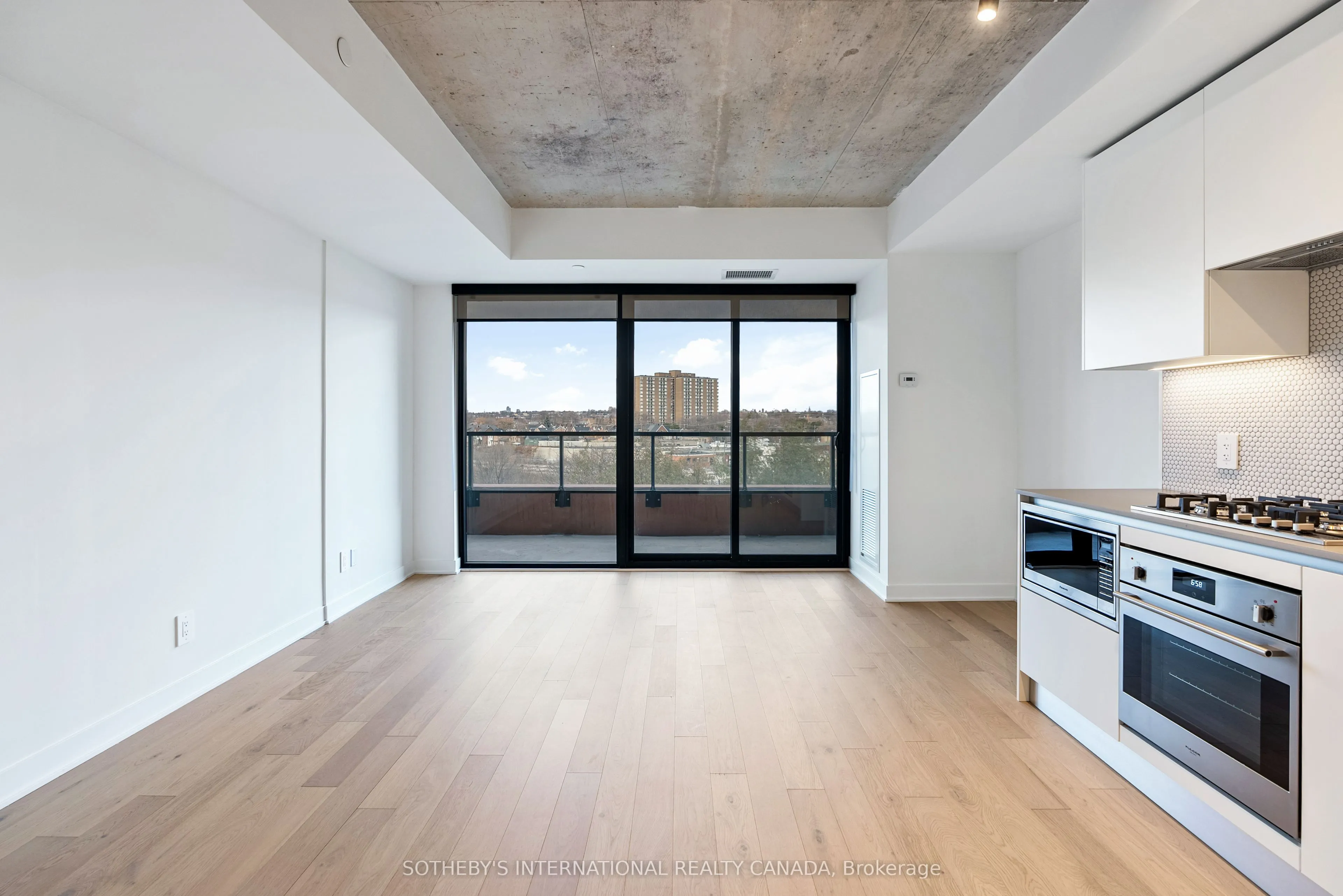 2720 Dundas Street W, #513