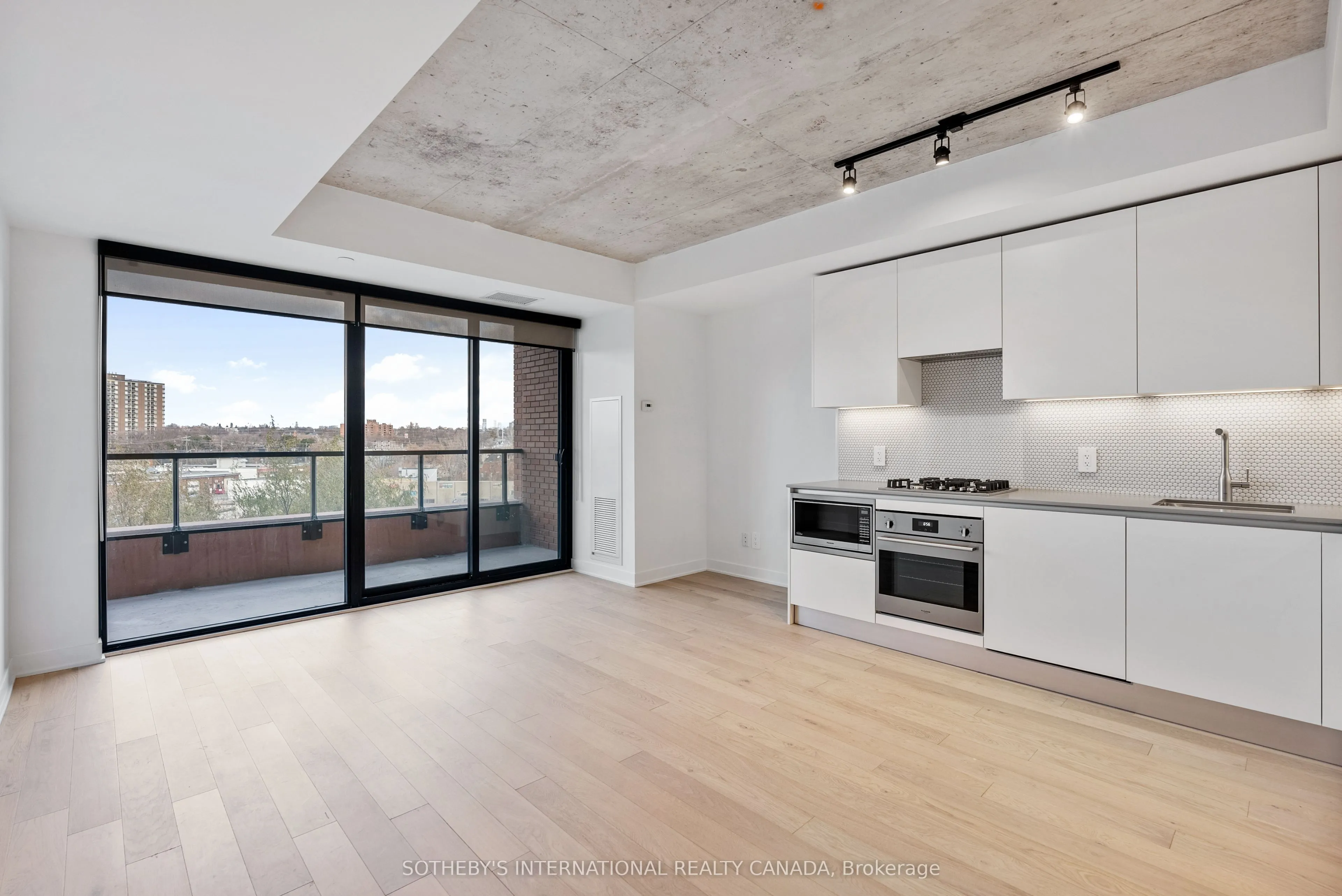 2720 Dundas Street W, #513