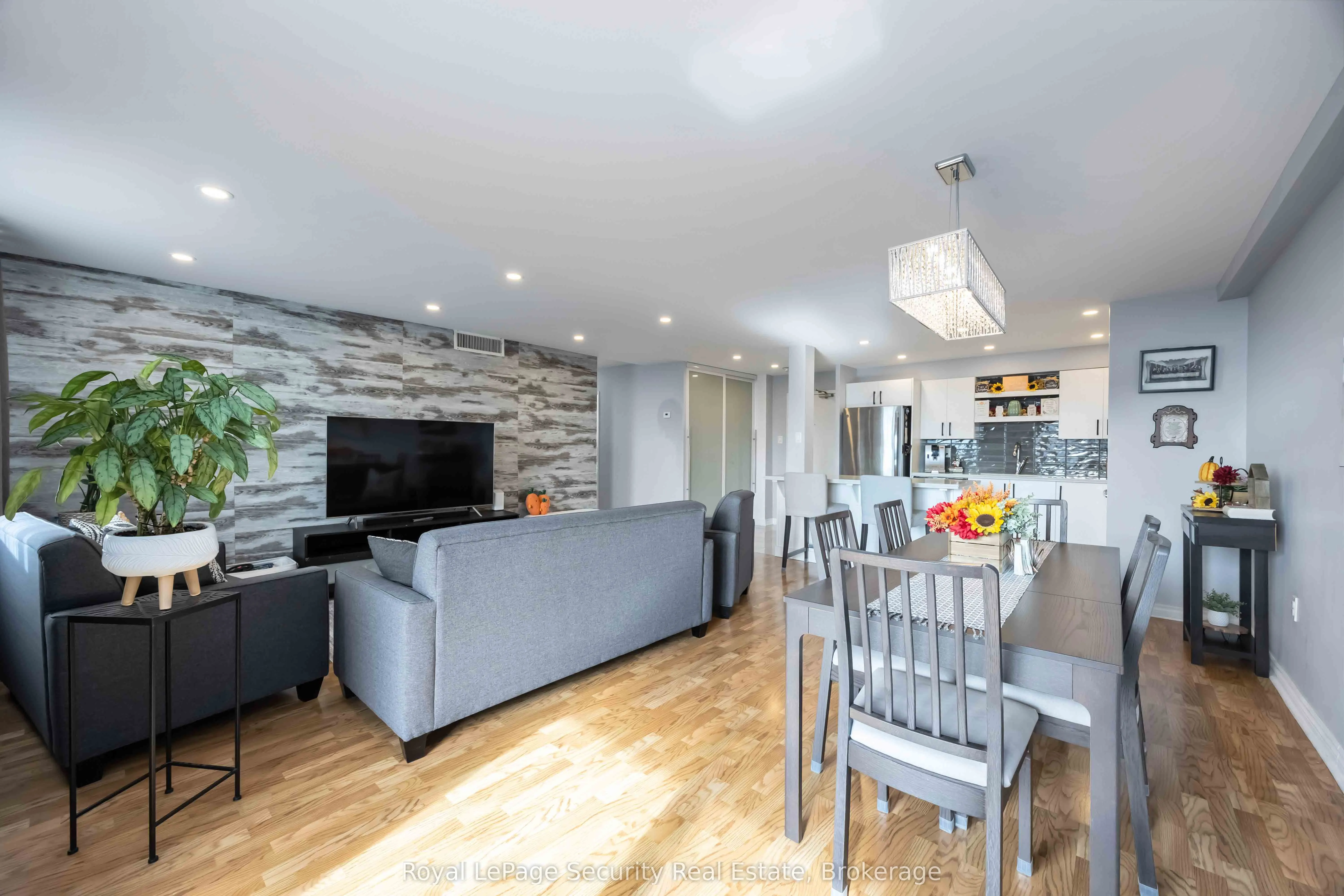 15 La Rose Avenue, #1517
