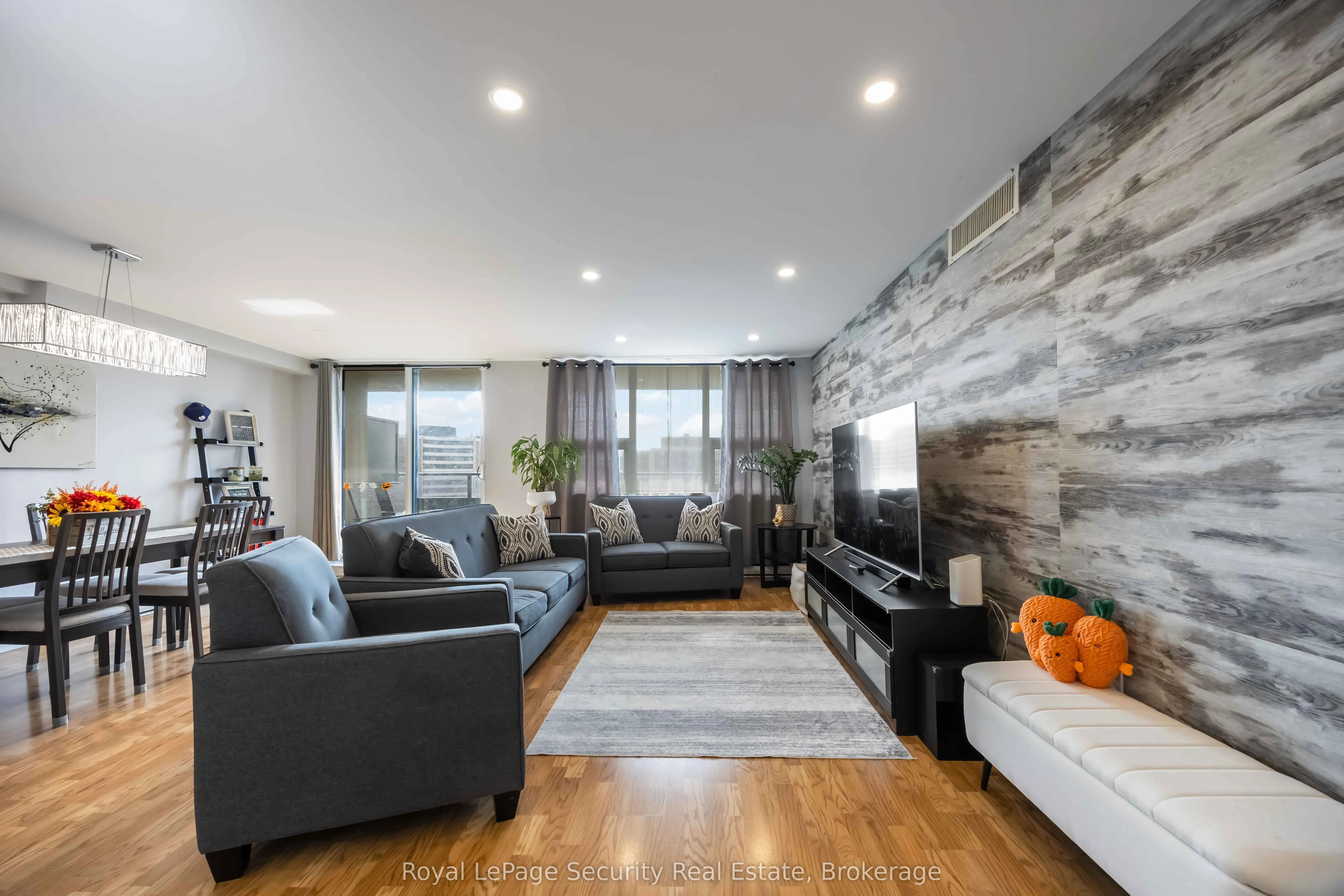 15 La Rose Avenue, #1517