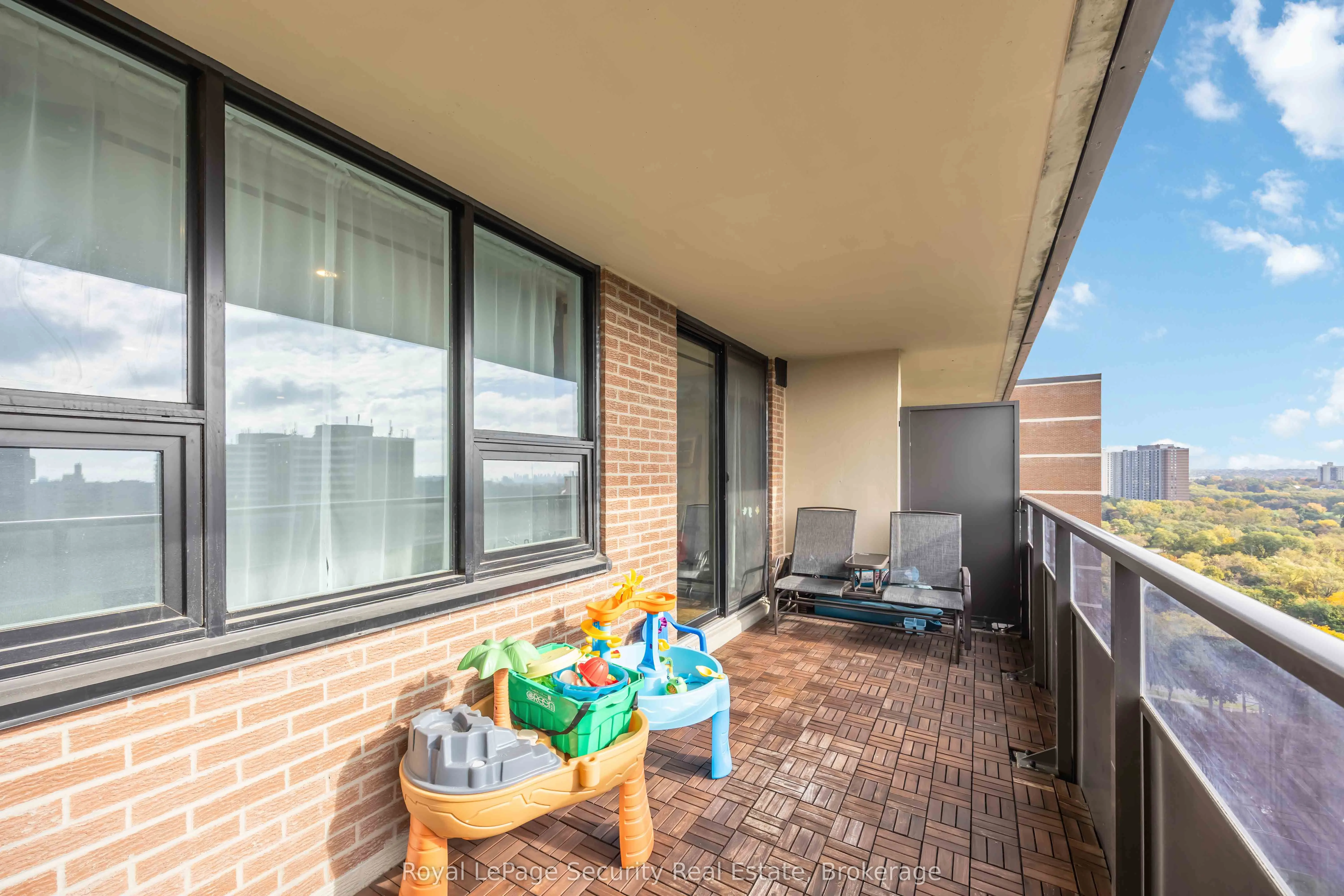 15 La Rose Avenue, #1517