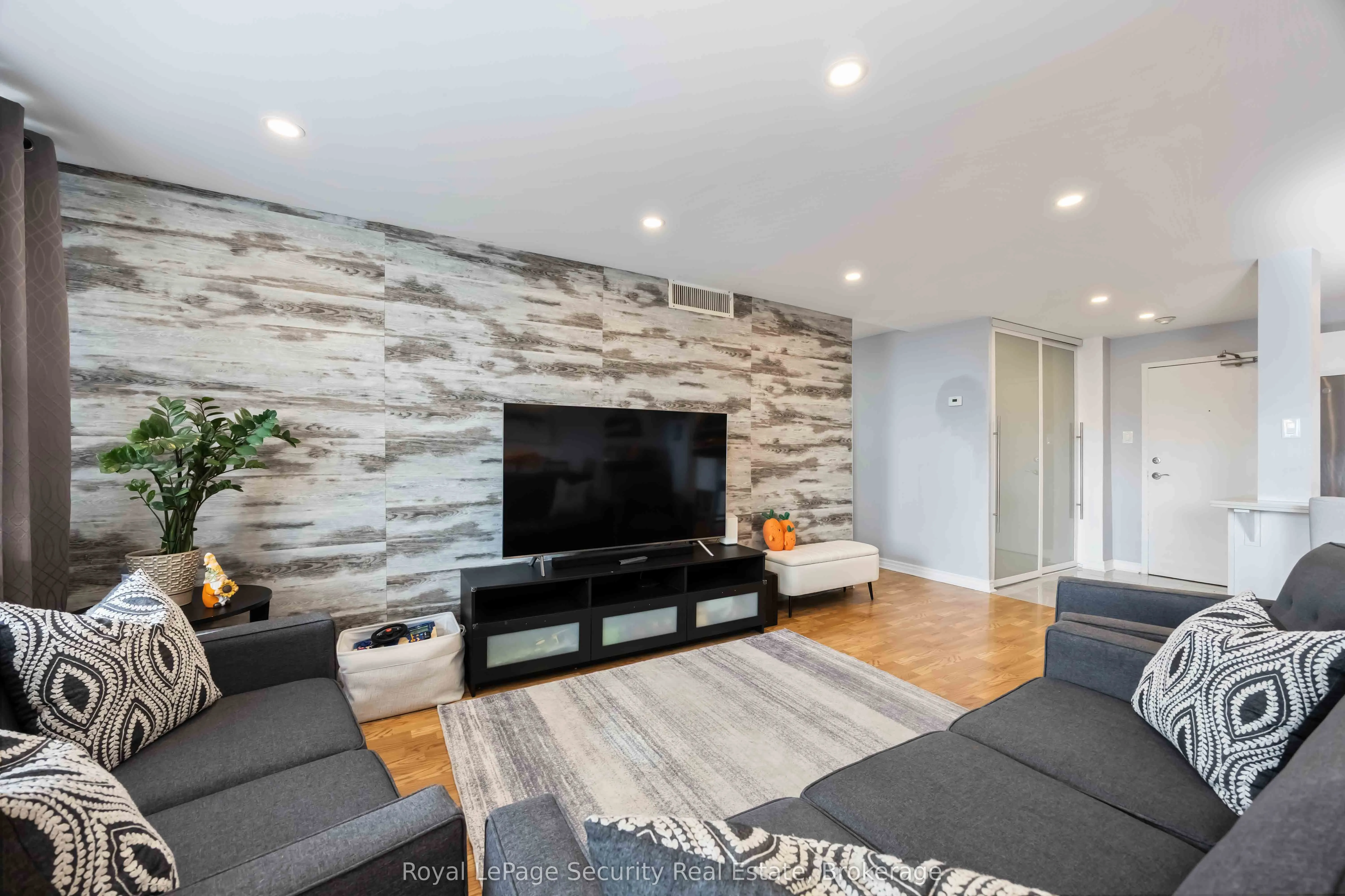 15 La Rose Avenue, #1517