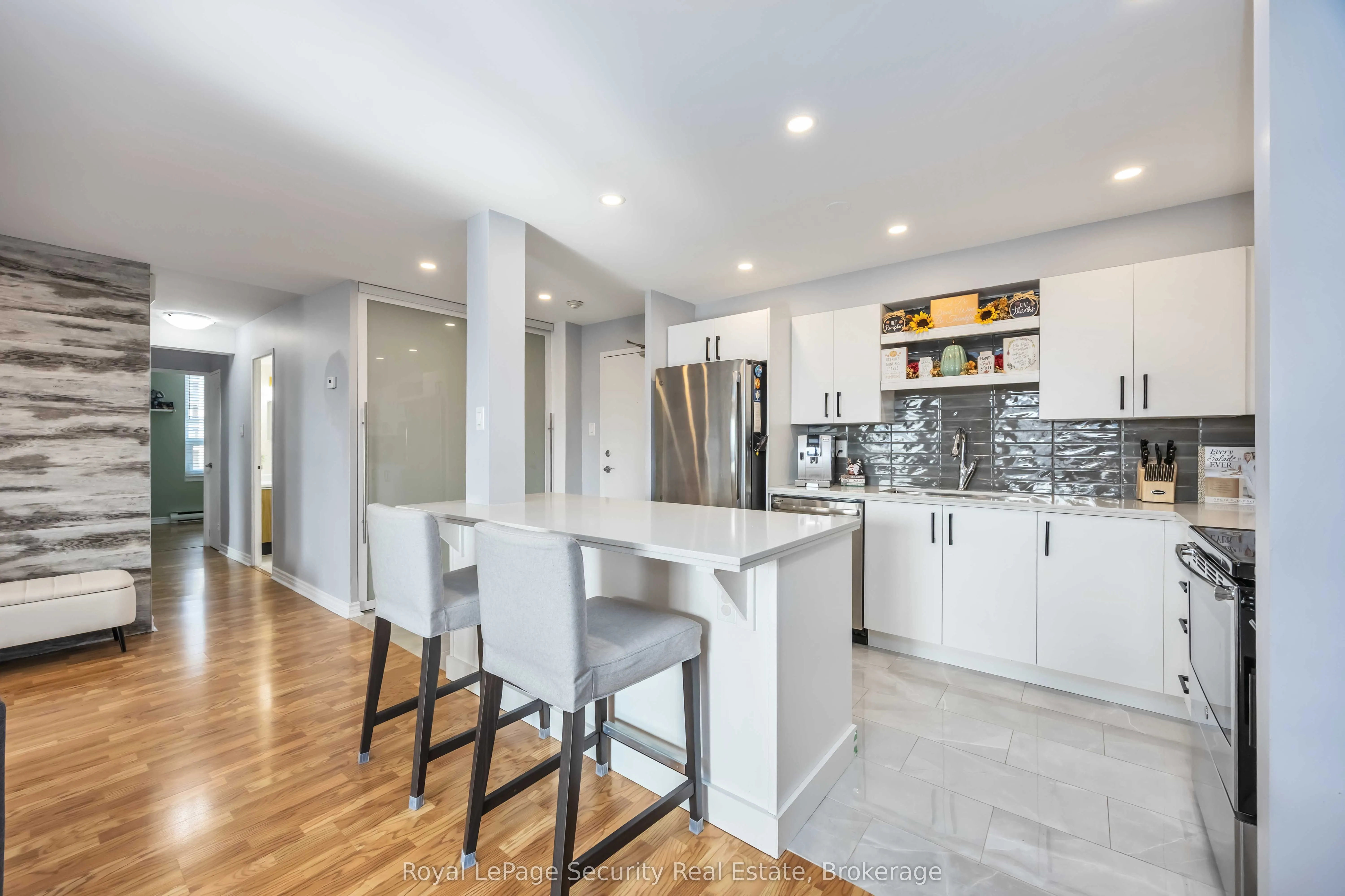 15 La Rose Avenue, #1517