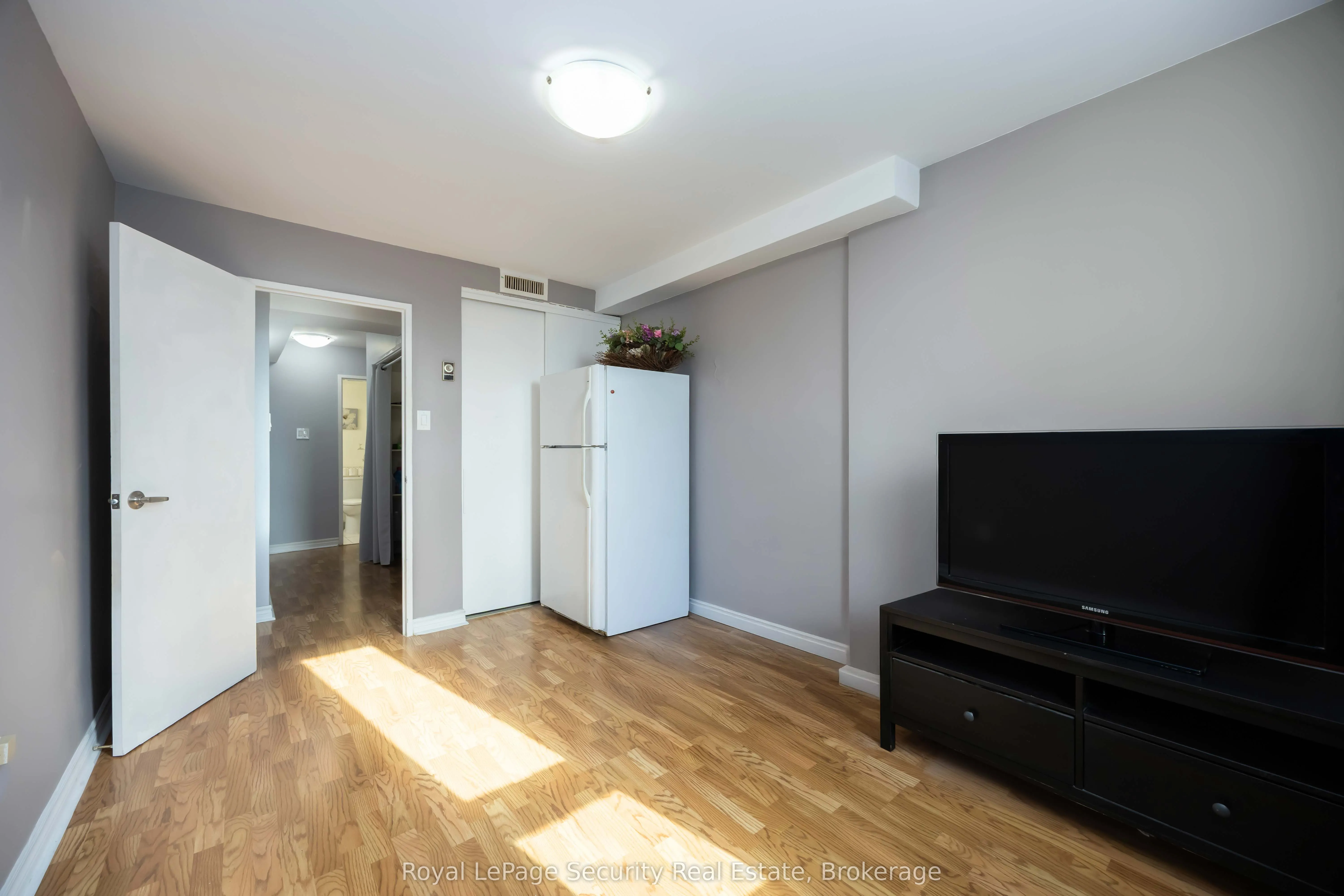 15 La Rose Avenue, #1517