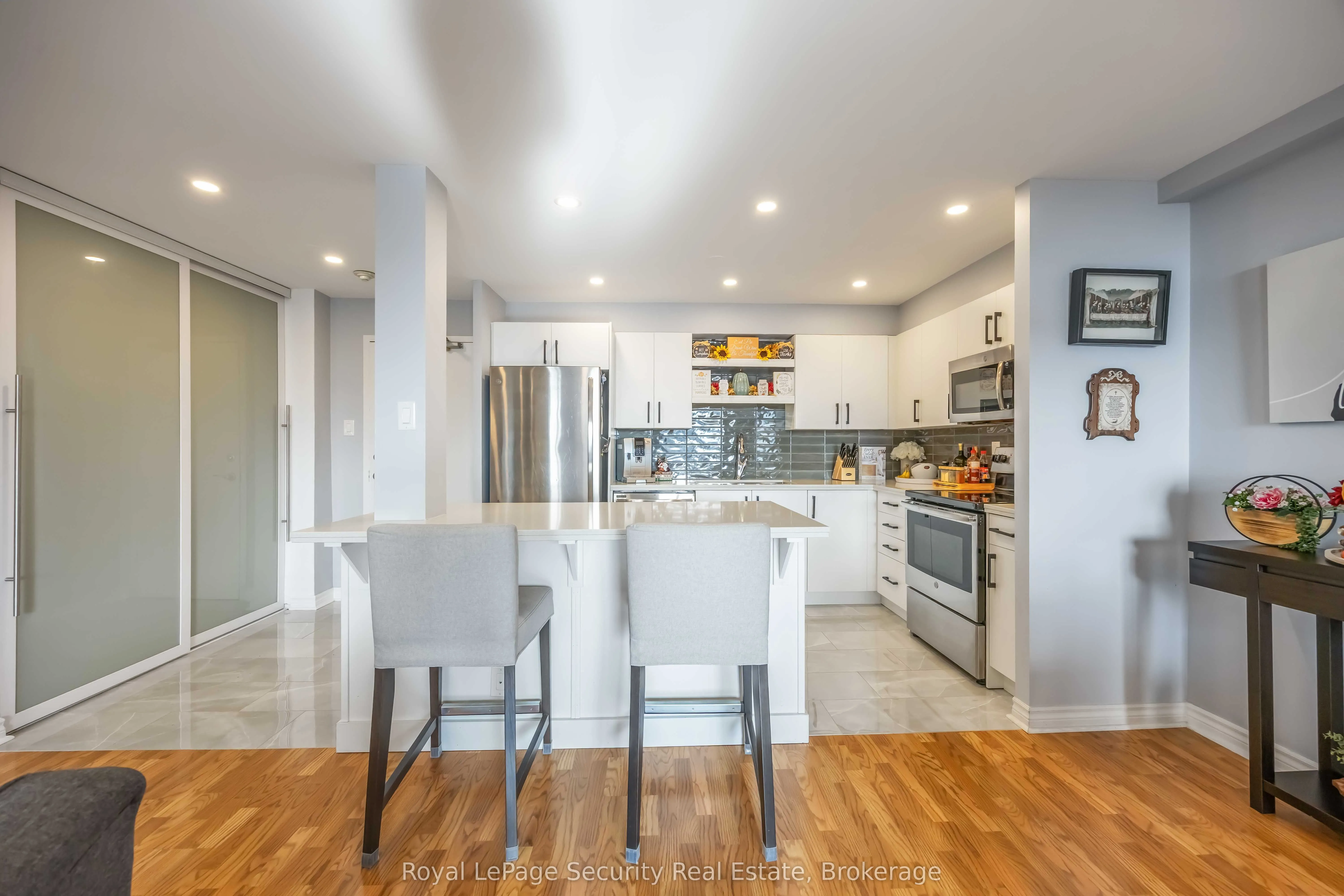 15 La Rose Avenue, #1517