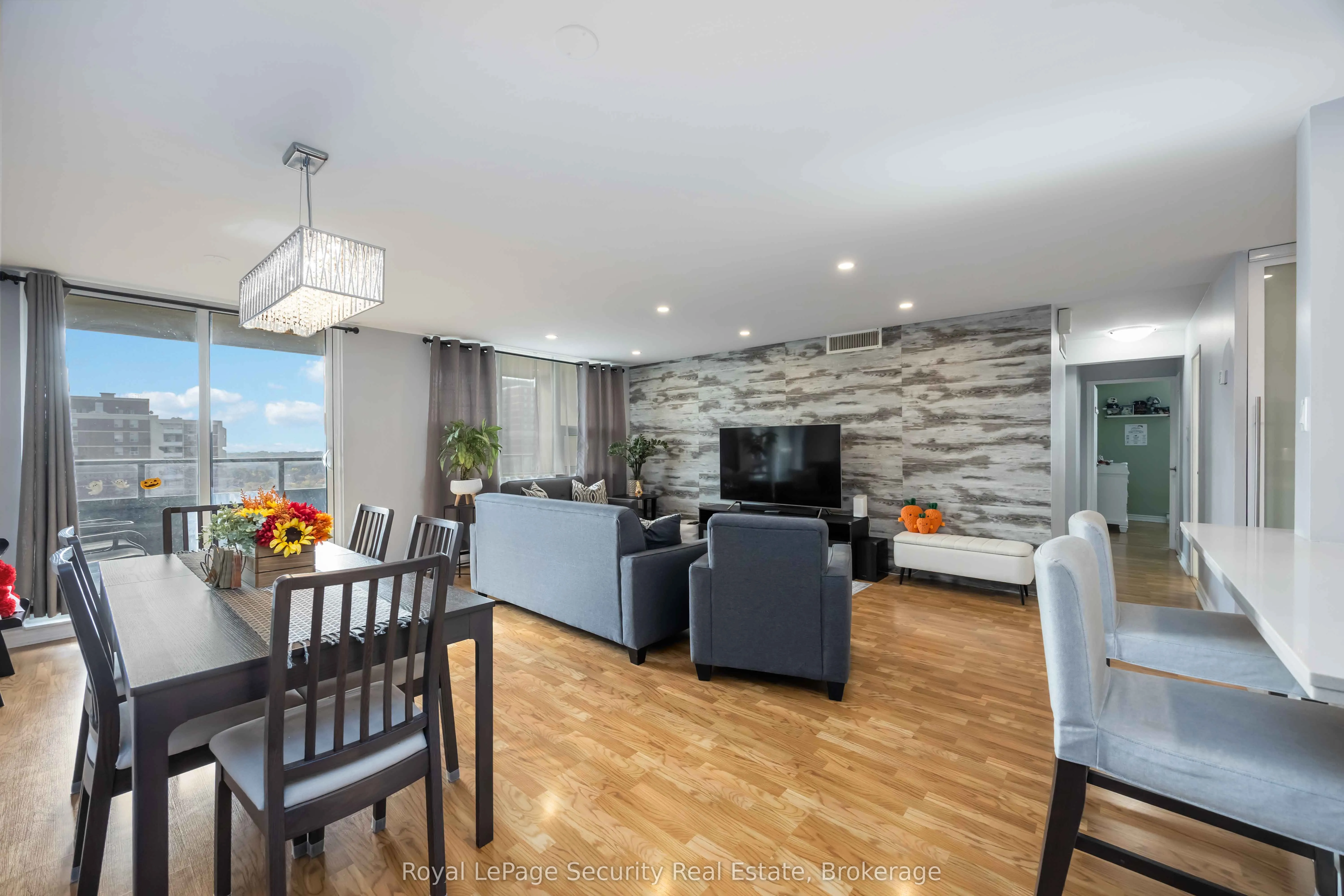15 La Rose Avenue, #1517