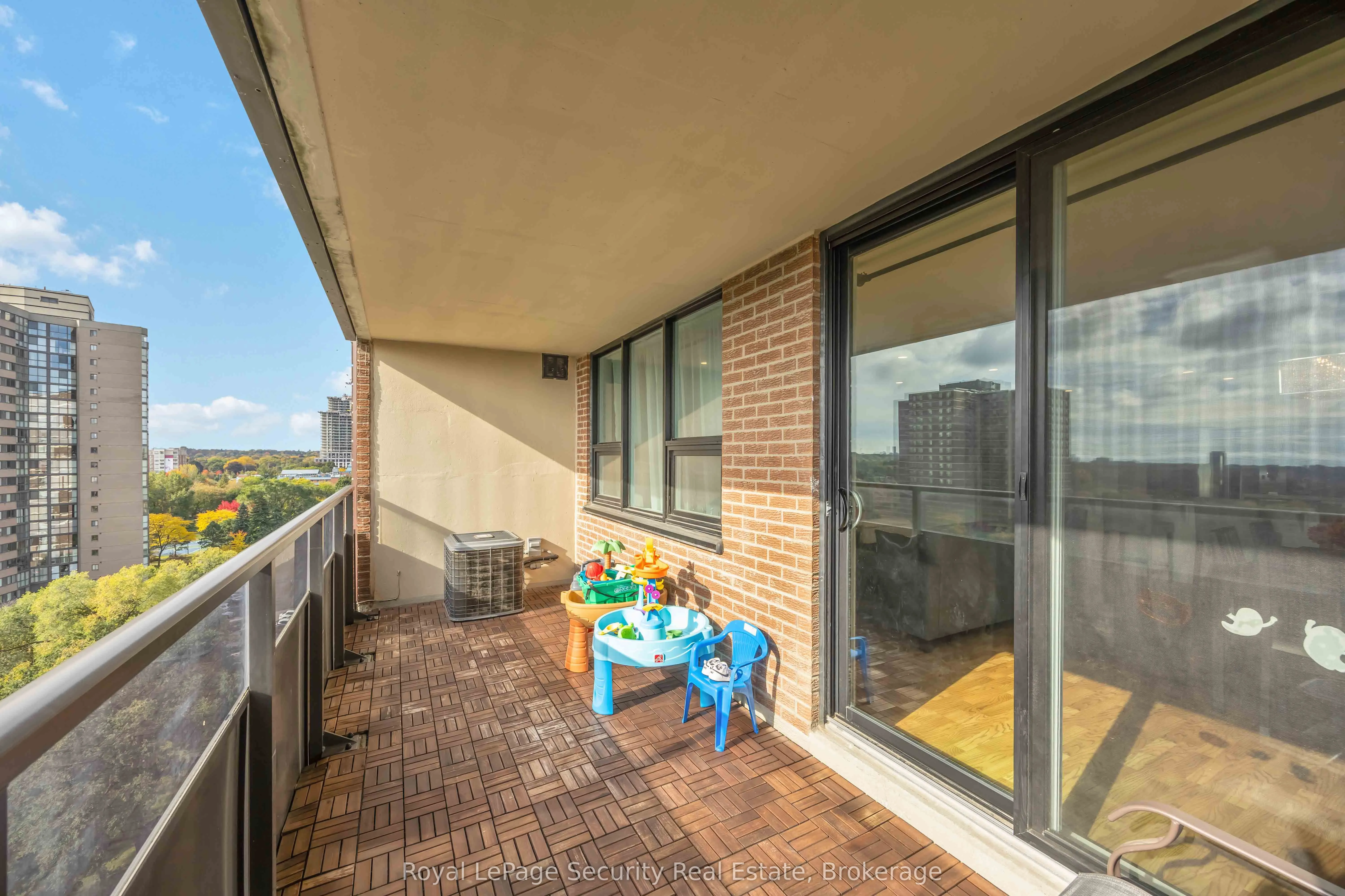 15 La Rose Avenue, #1517