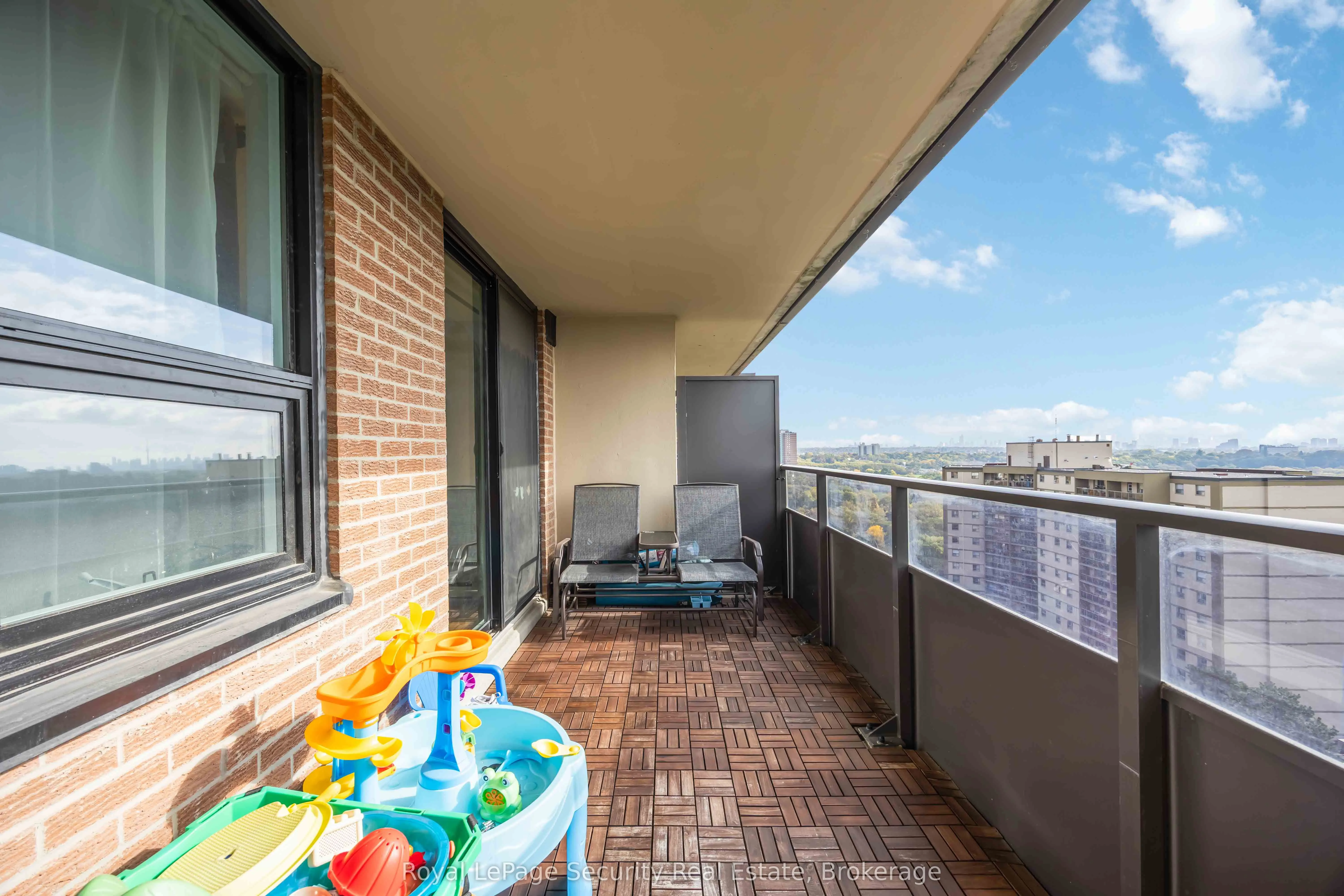 15 La Rose Avenue, #1517