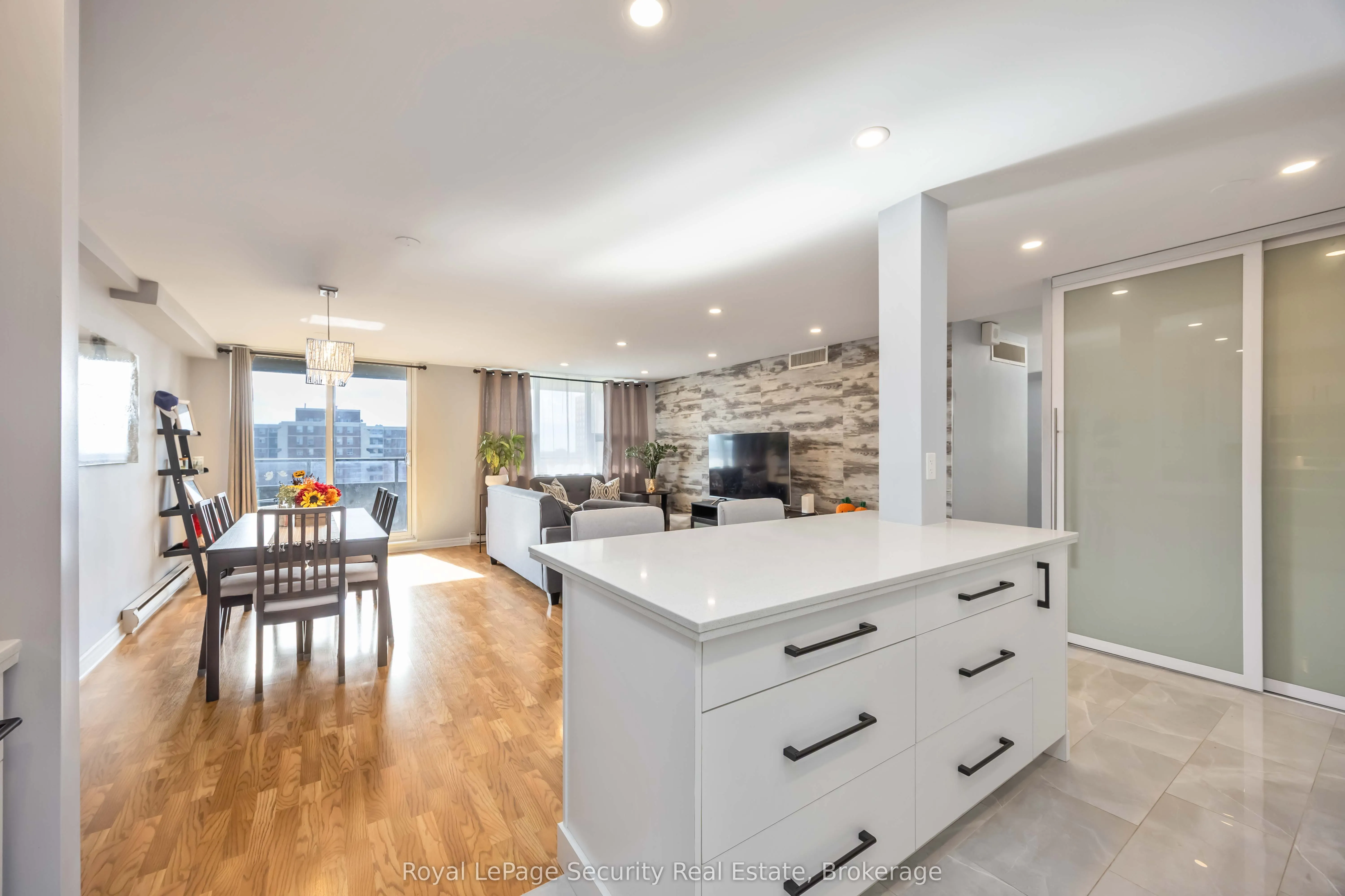 15 La Rose Avenue, #1517