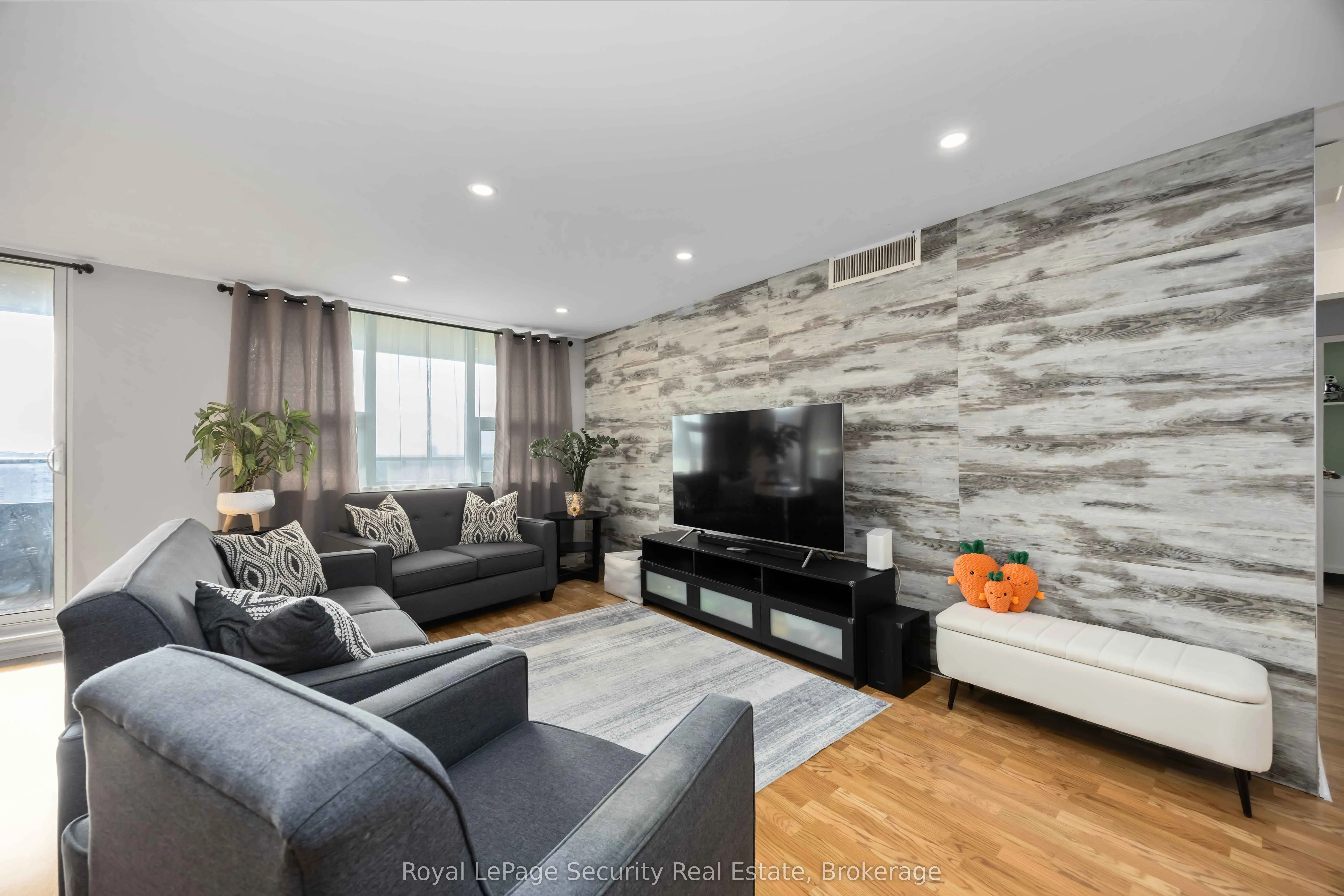 15 La Rose Avenue, #1517